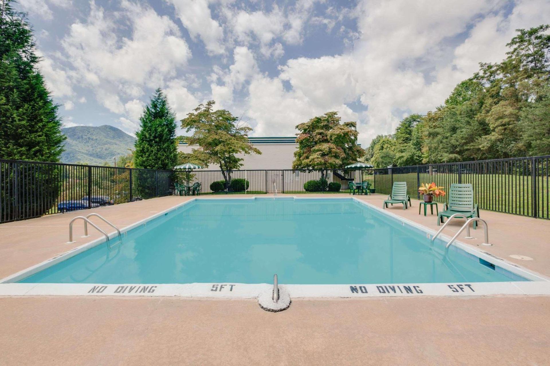 Days Inn by Wyndham Asheville West photo 8