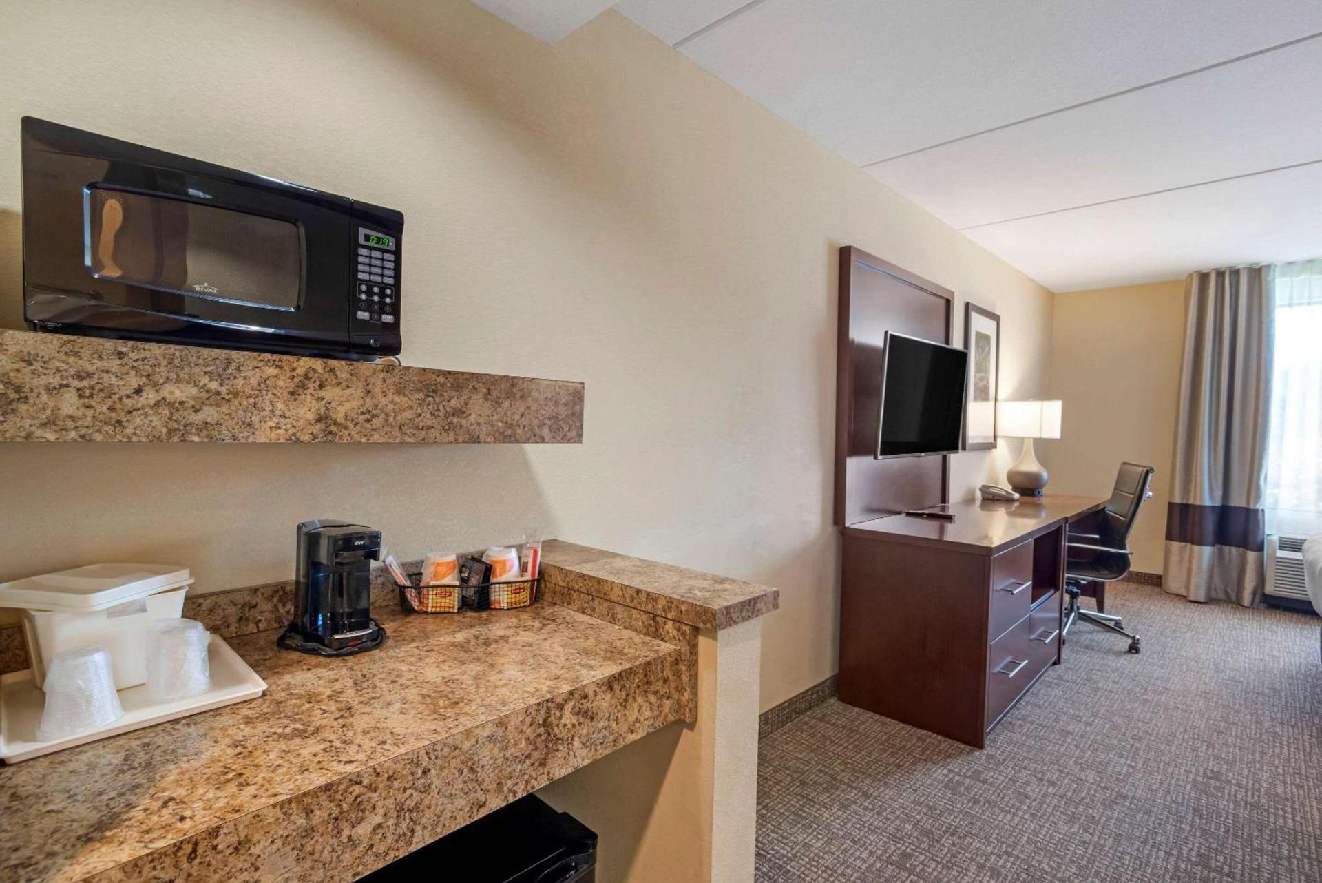 Comfort Suites Fredericksburg North photo 22