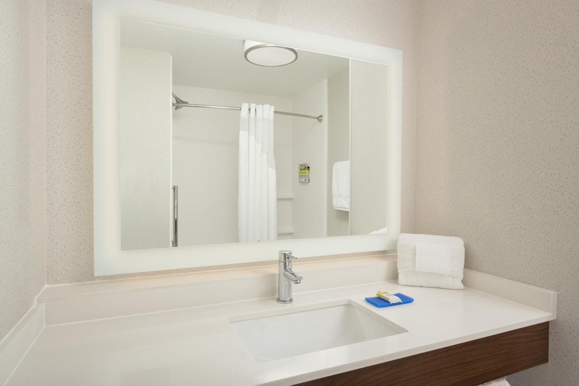 Holiday Inn Express - Tullahoma by IHG photo 3