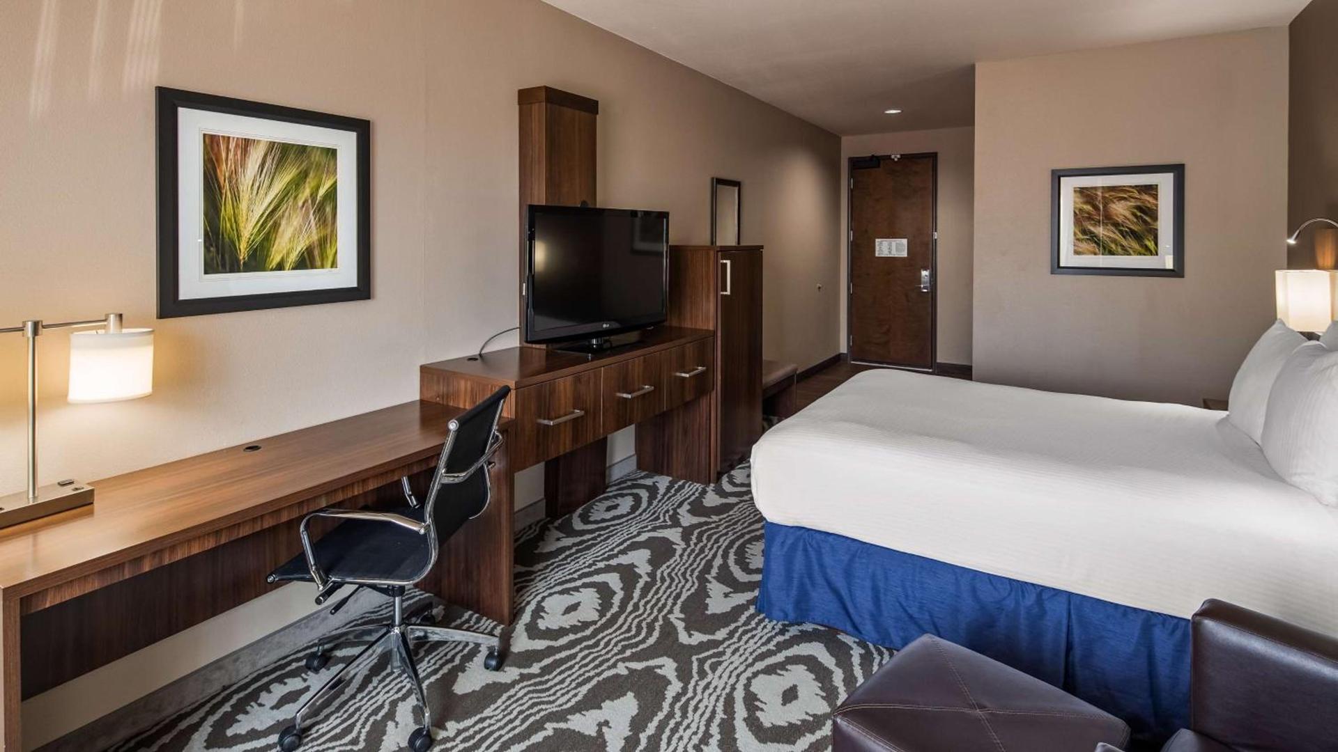 Best Western Plus Williston Hotel & Suites photo 10
