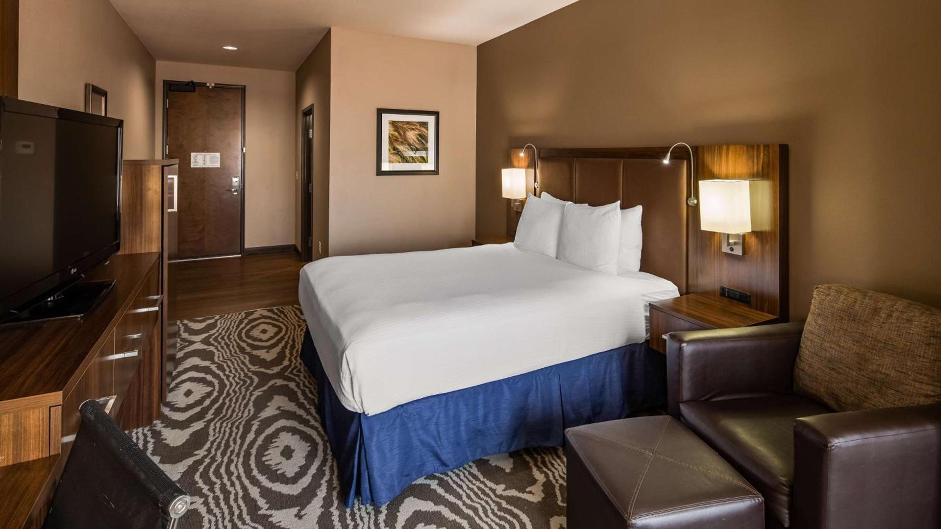 Best Western Plus Williston Hotel & Suites photo 9
