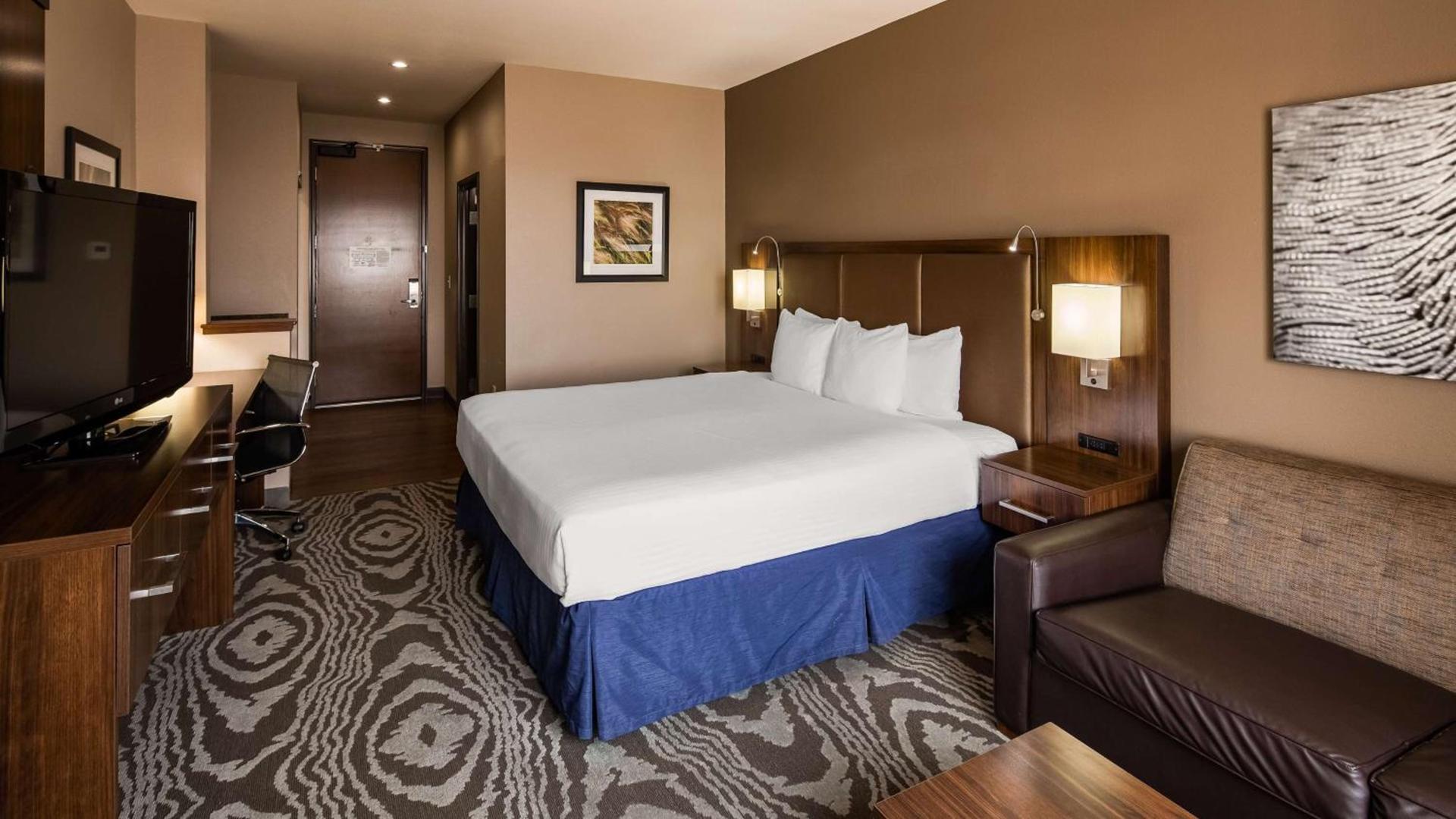 Best Western Plus Williston Hotel & Suites photo 11