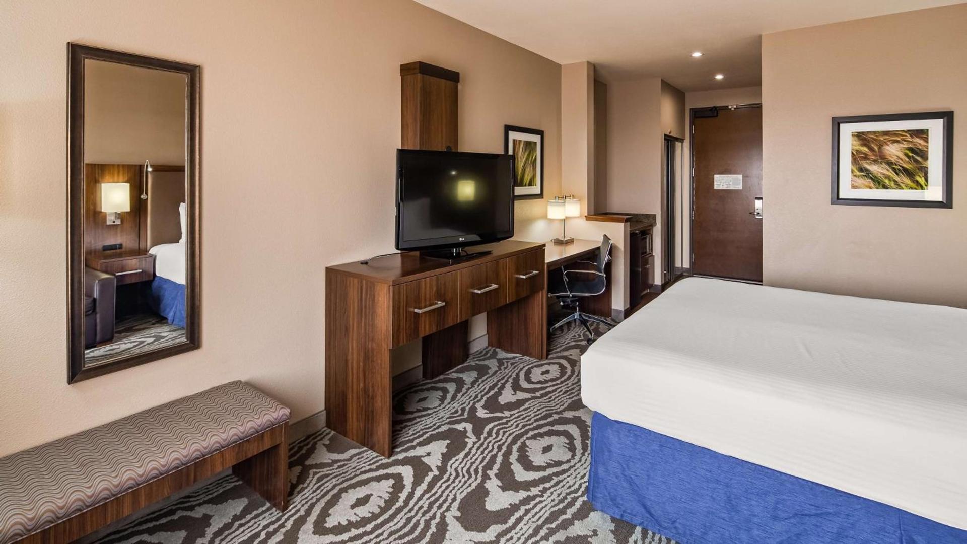 Best Western Plus Williston Hotel & Suites photo 12