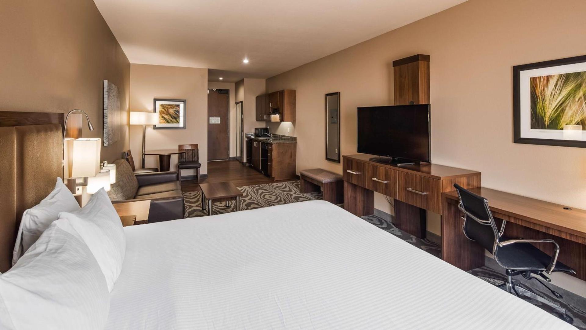 Best Western Plus Williston Hotel & Suites photo 13