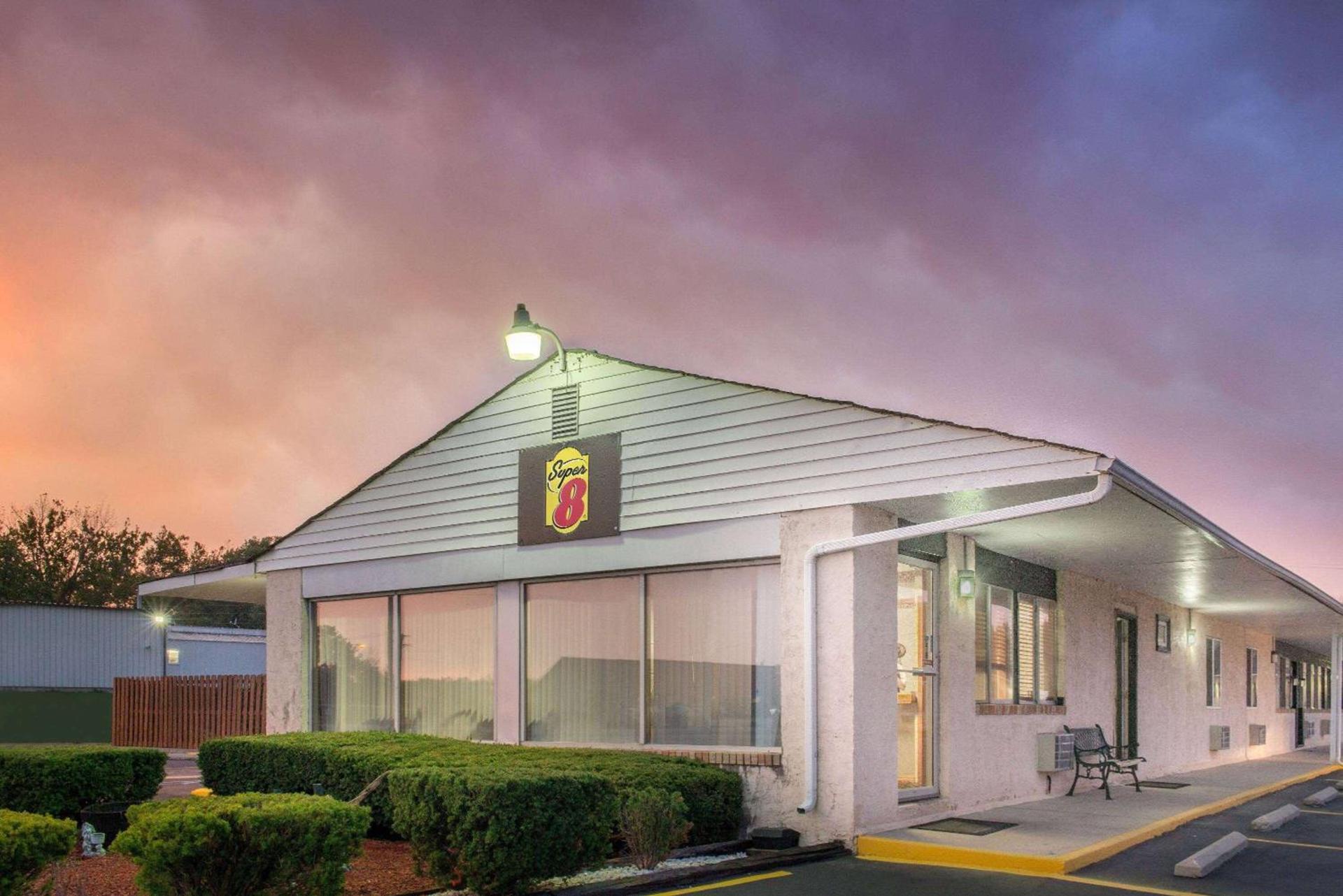 Super 8 by Wyndham Centerville-Richmond photo 1
