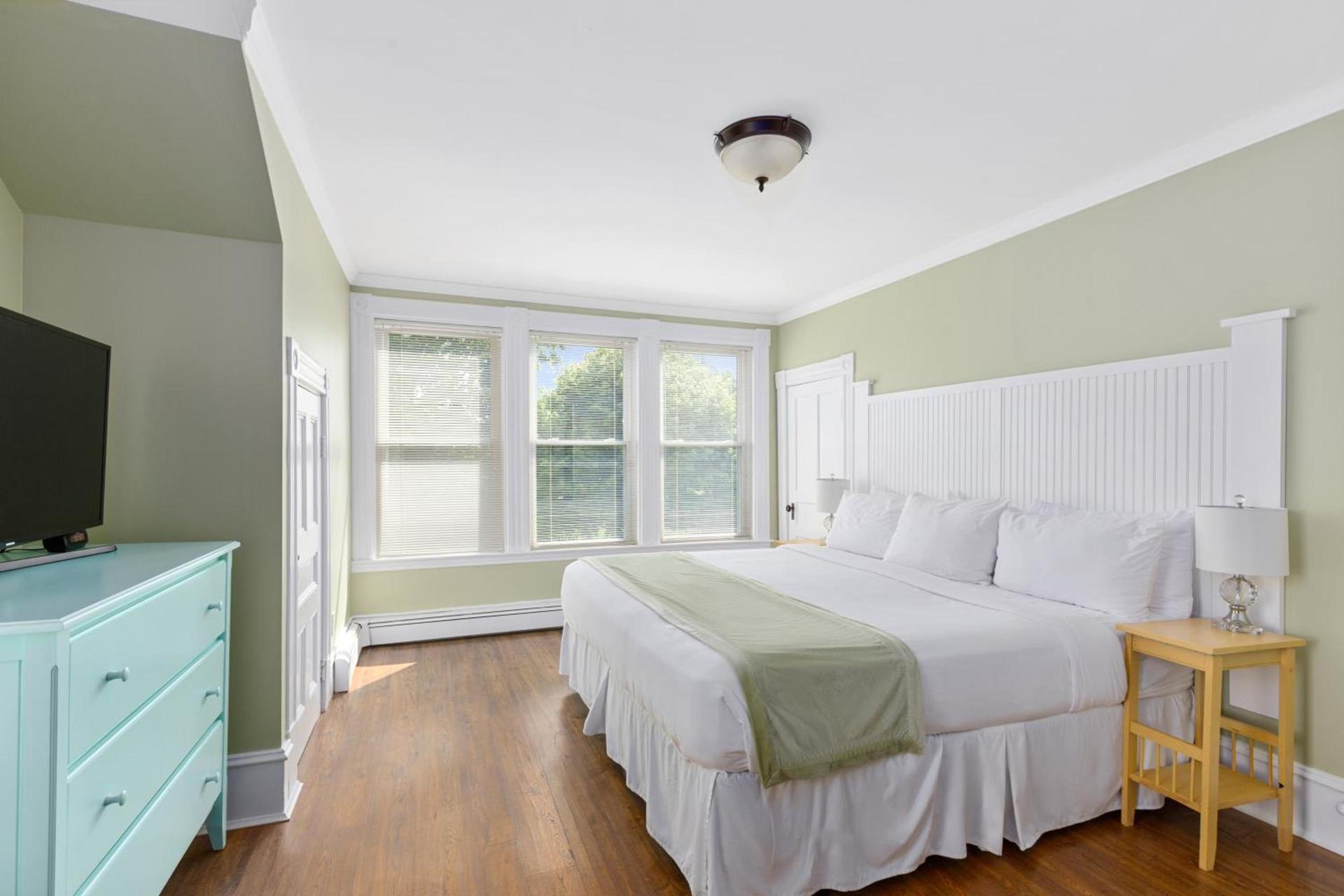 Colonial Inn photo 86