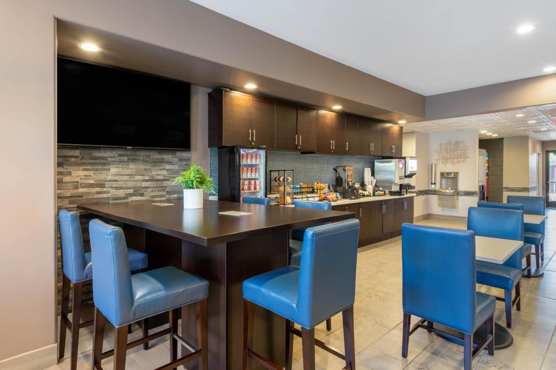 Microtel Inn & Suites by Wyndham Tracy photo 68