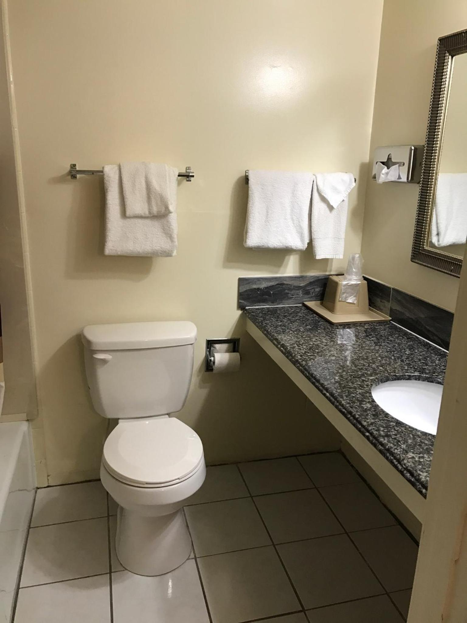 Big Spring Inn Madisonville photo 14