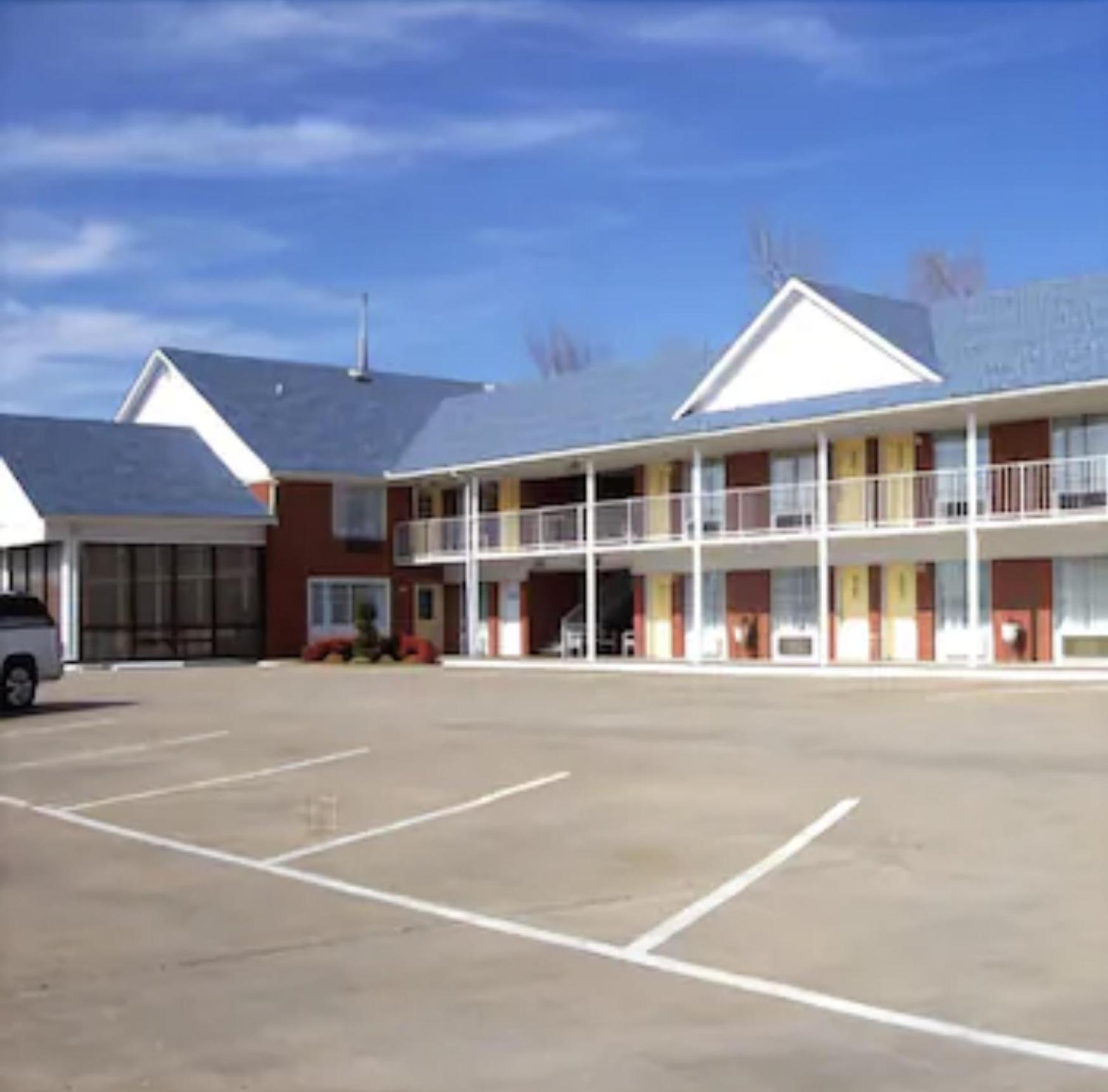Blue Ribbon Inn and Suites photo 8