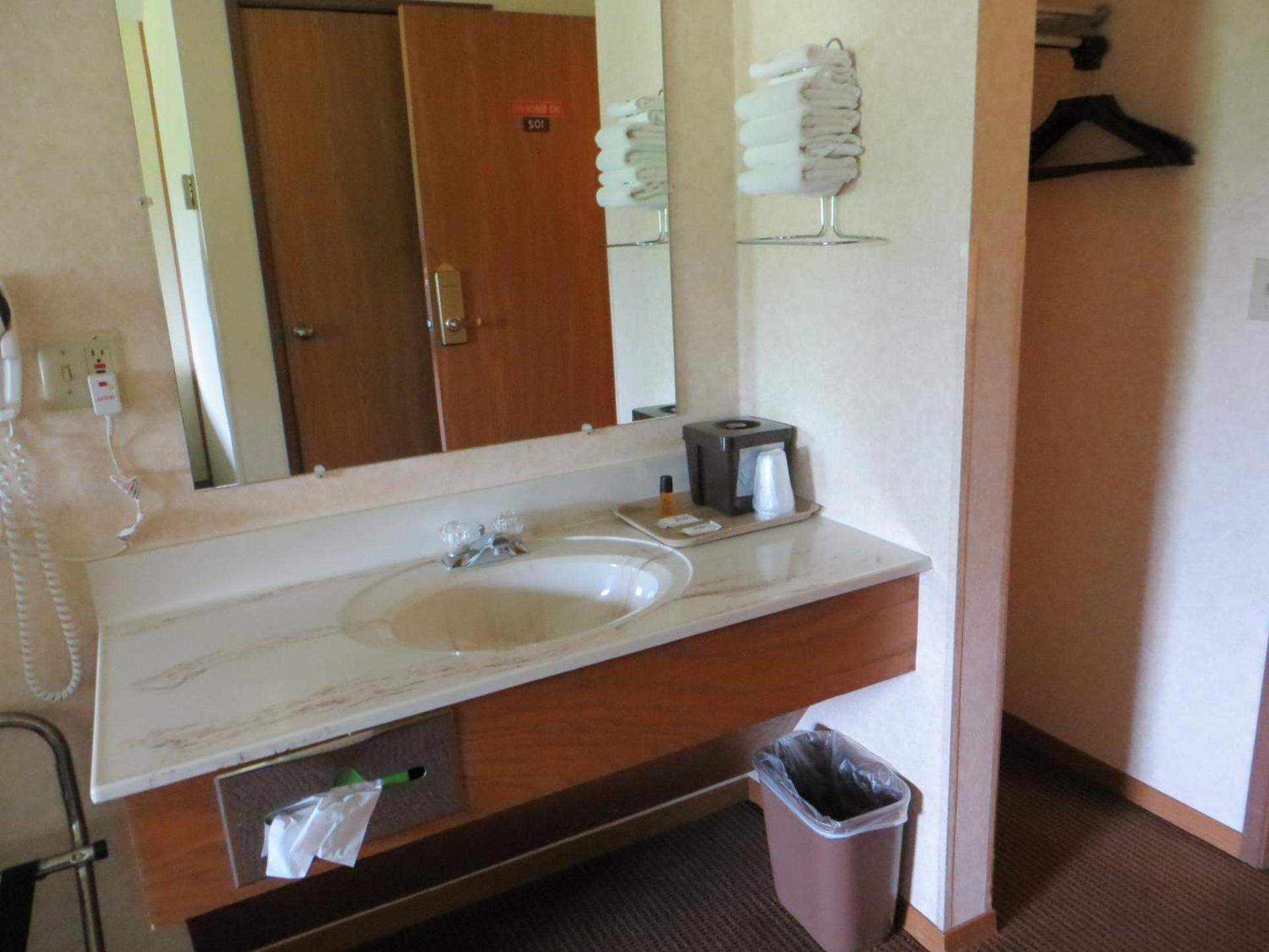 AmeriVu Inn photo 30
