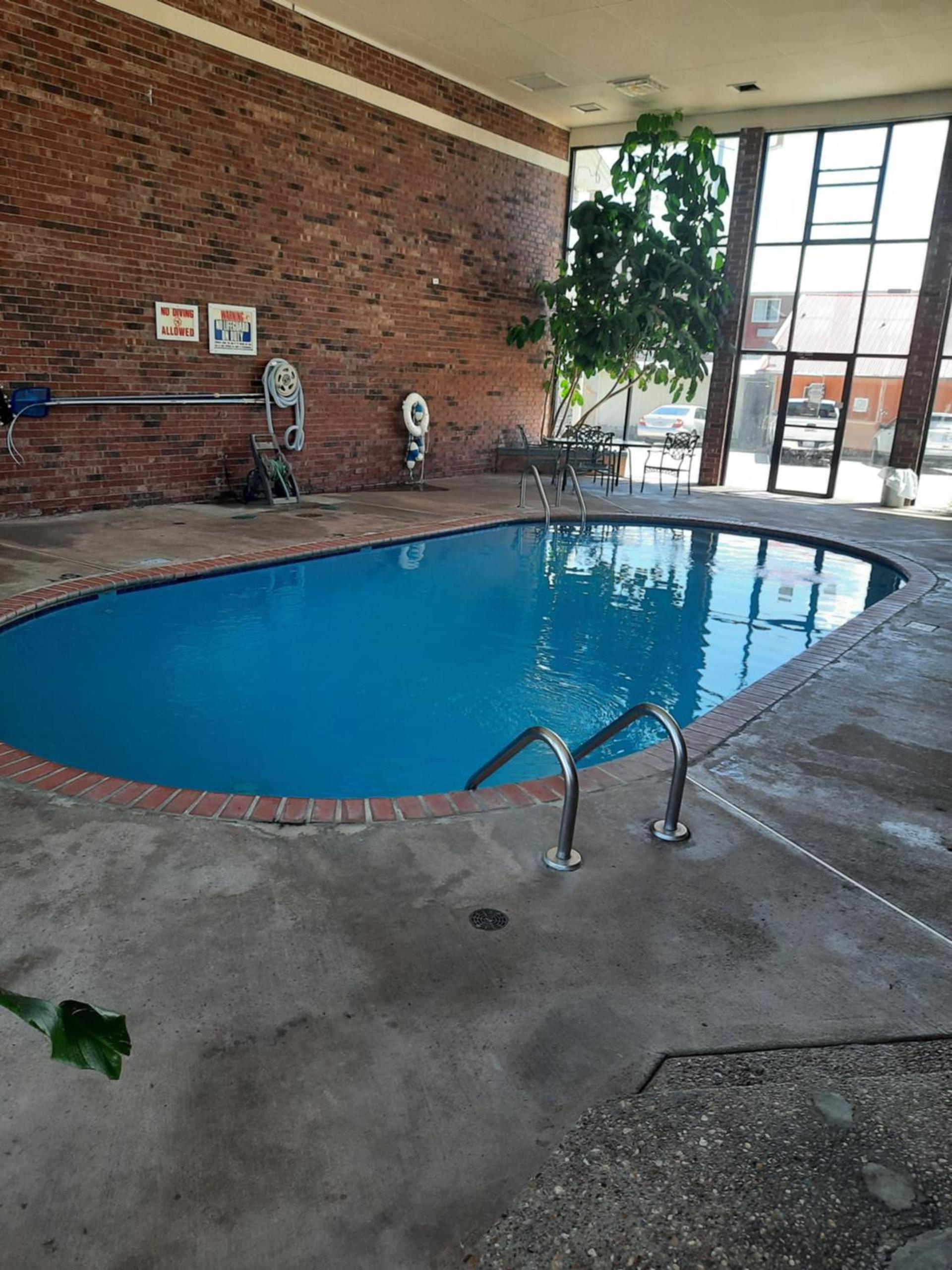 Blue Ribbon Inn and Suites photo 9