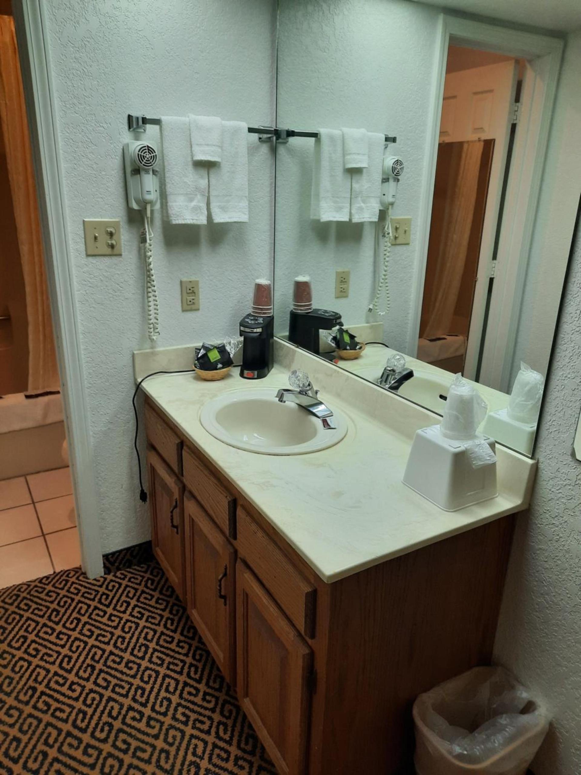 Blue Ribbon Inn and Suites photo 13
