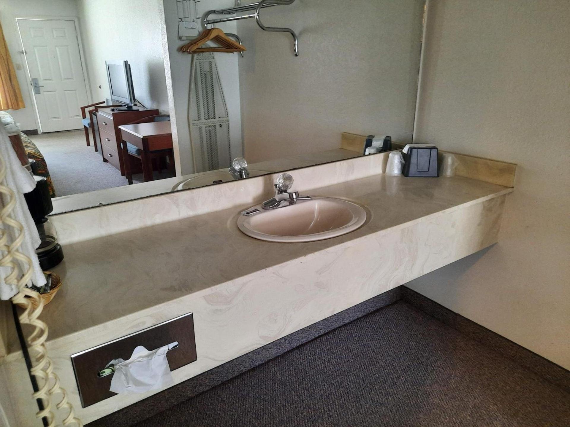 Blue Ribbon Inn and Suites photo 11