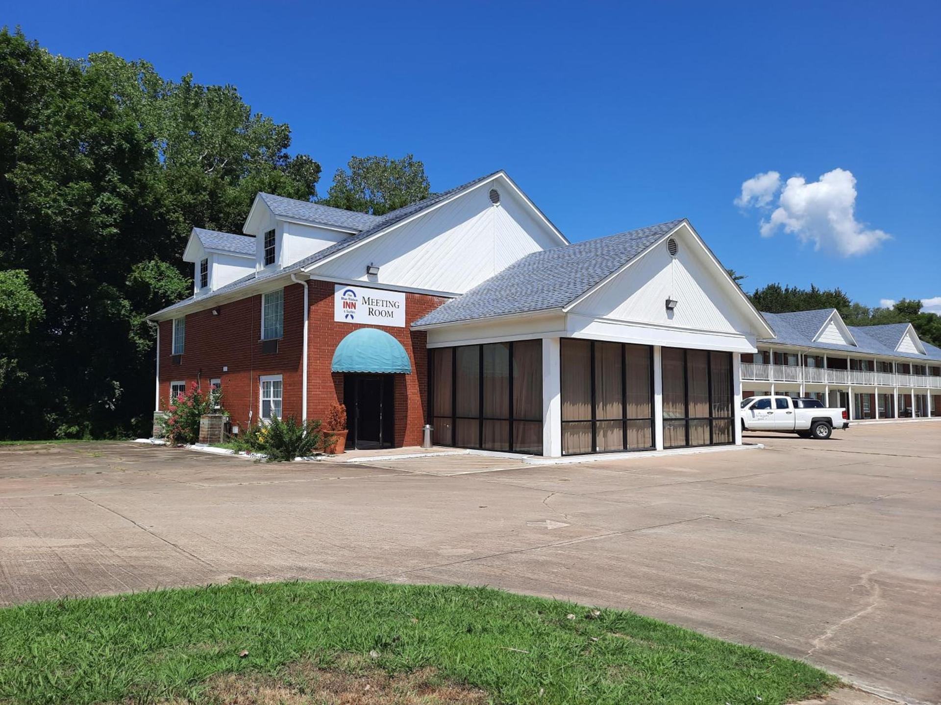 Blue Ribbon Inn and Suites photo 12