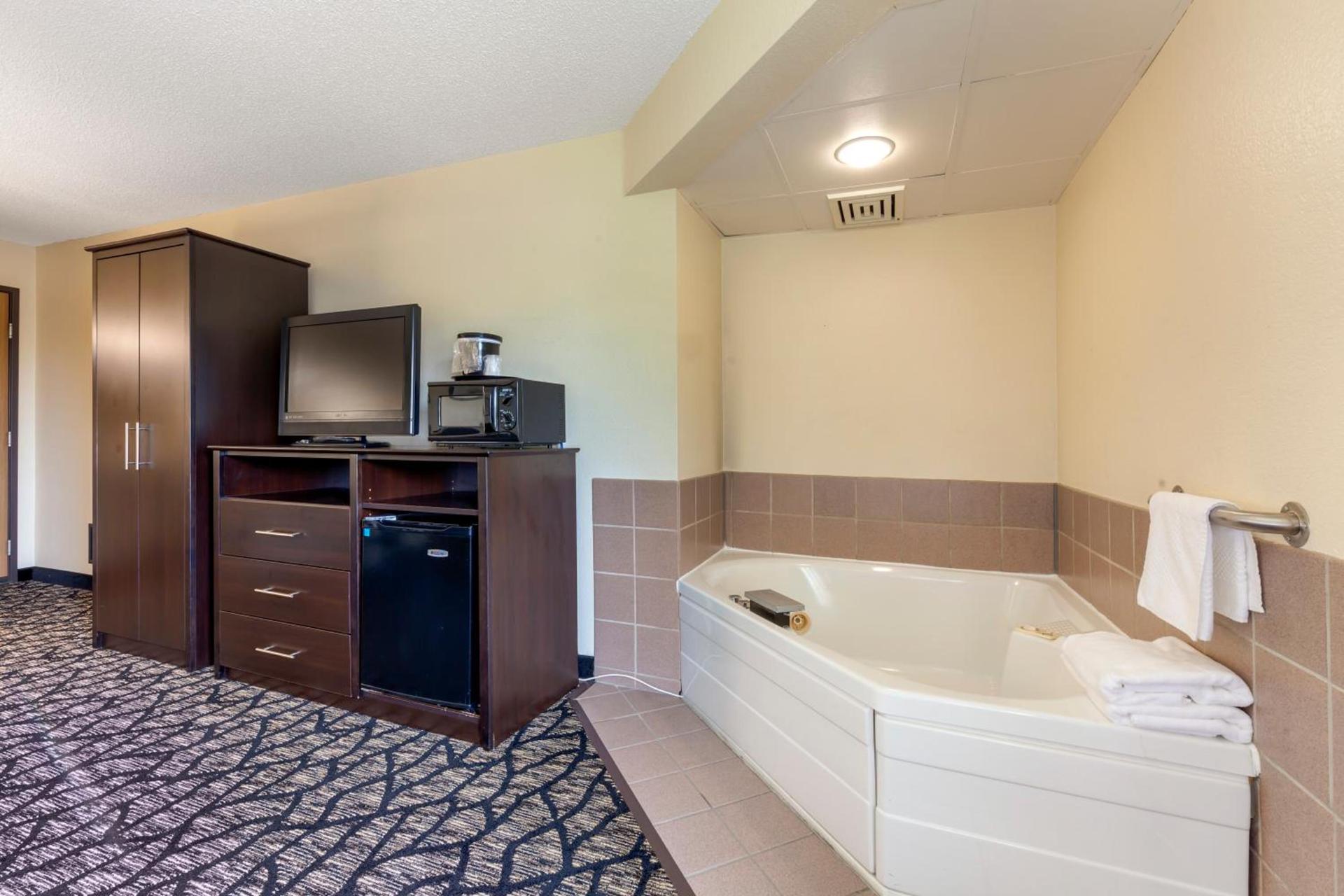 Quality Inn Oshkosh Aviation Park photo 58