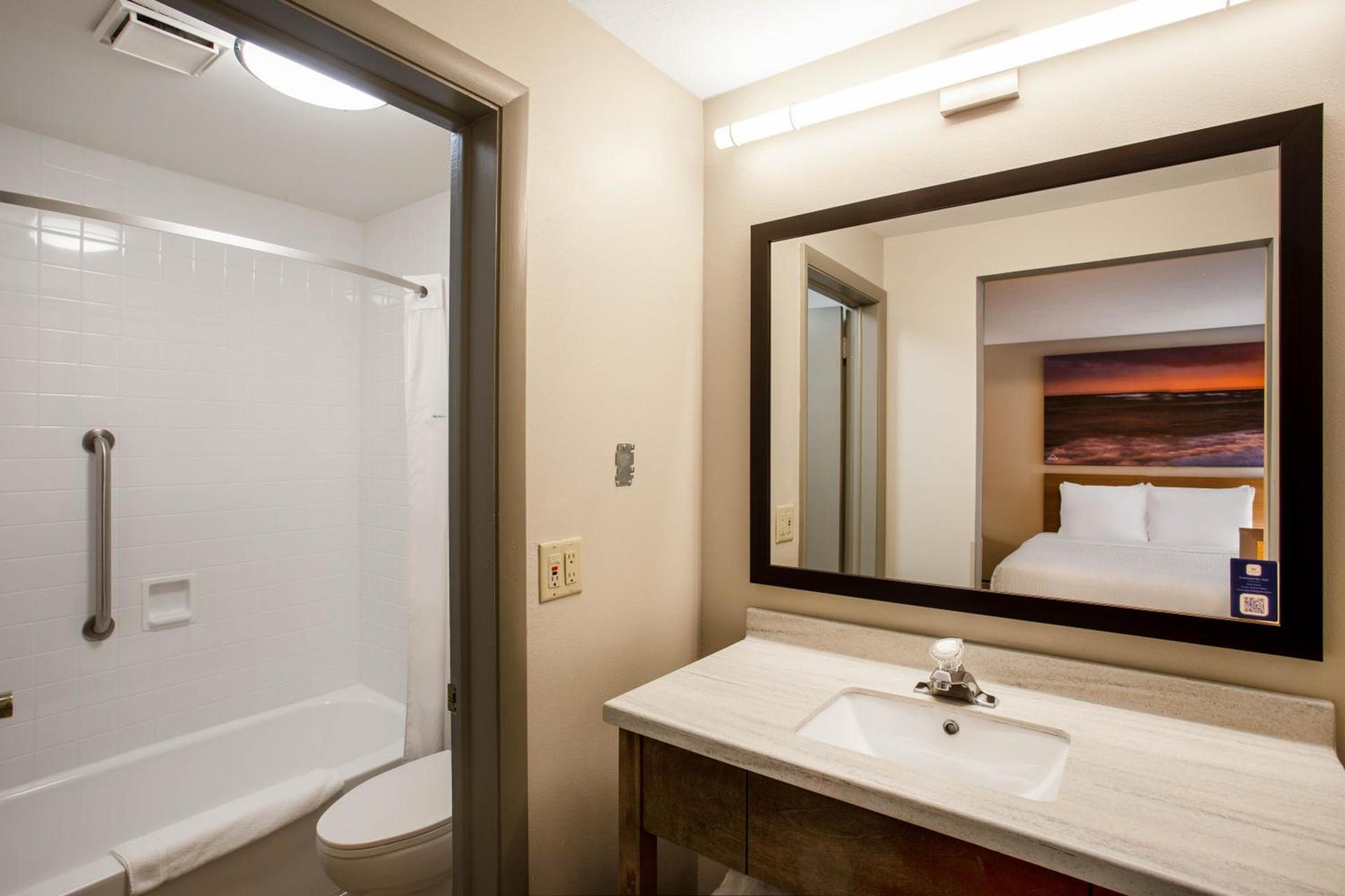 Days Inn by Wyndham Marquette photo 81