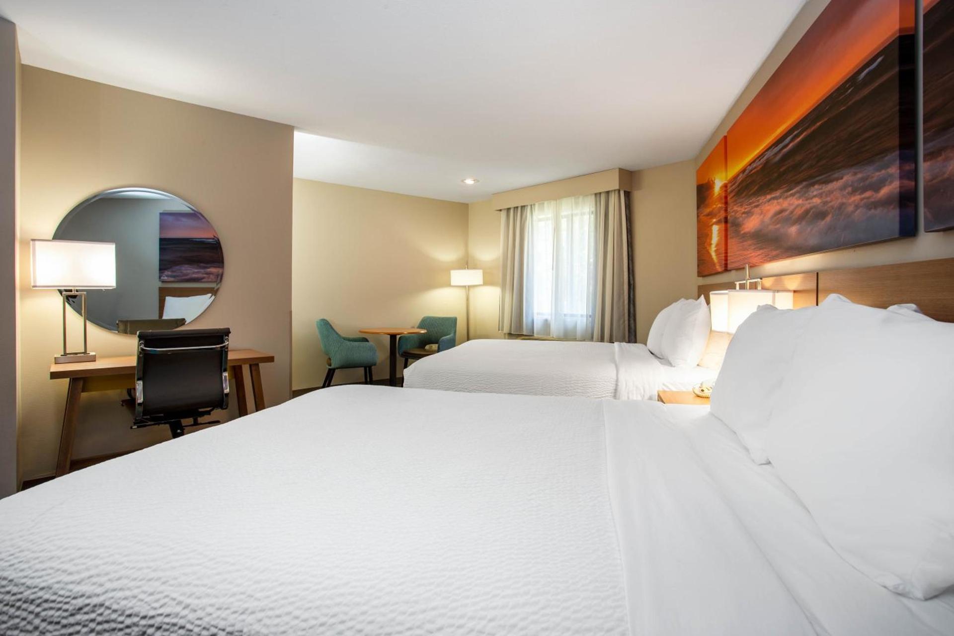 Days Inn by Wyndham Marquette photo 56