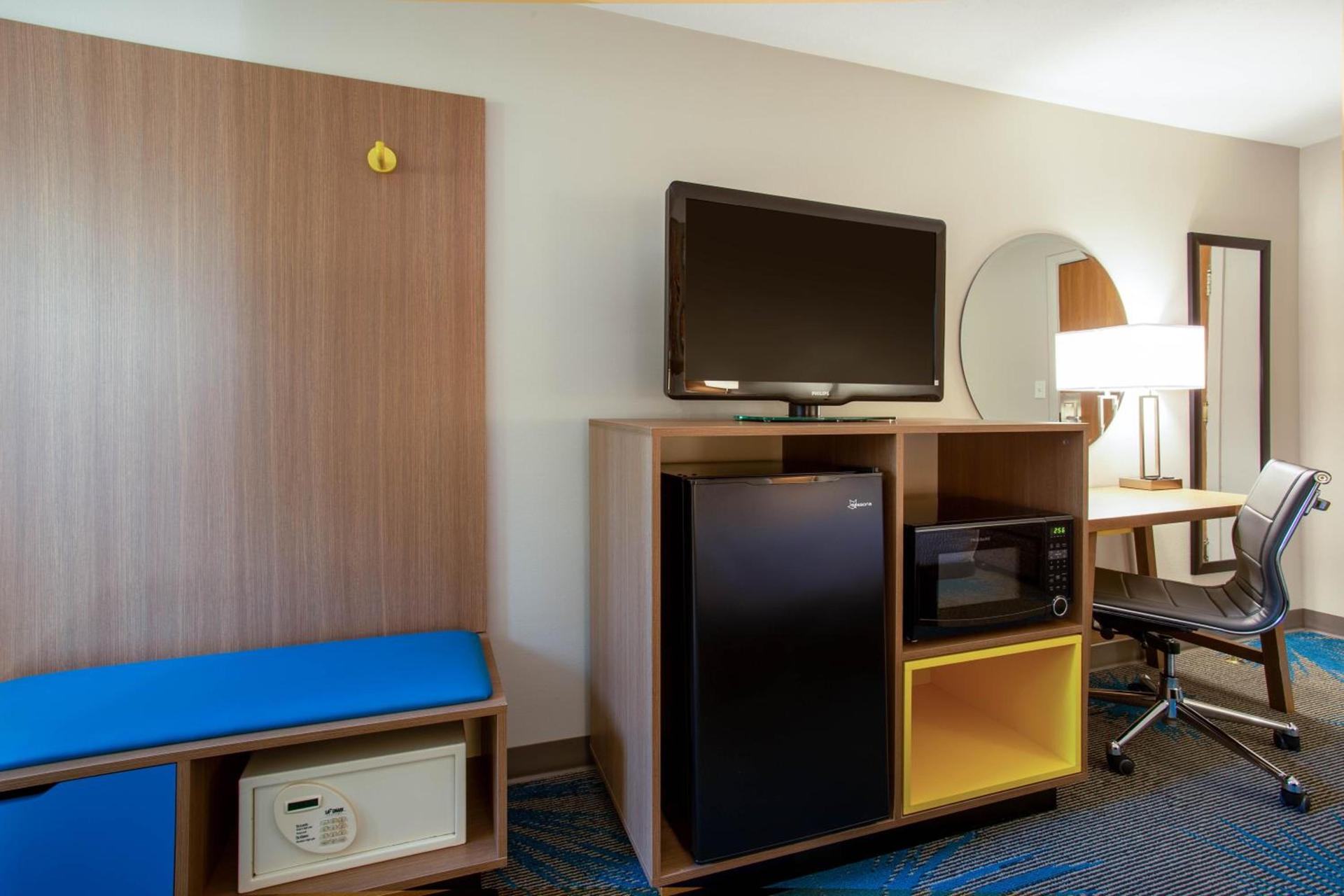 Days Inn by Wyndham Marquette photo 50