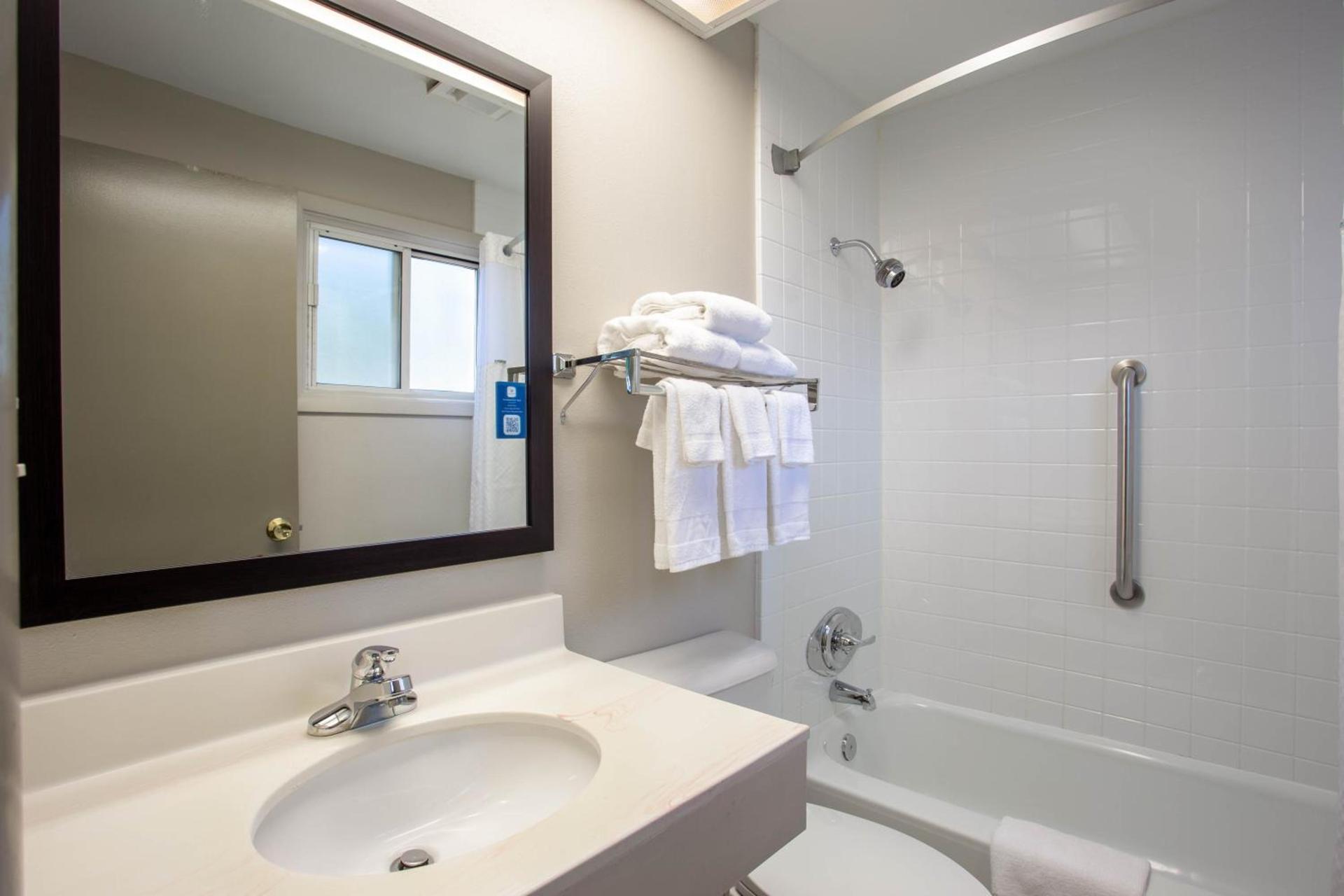 Days Inn by Wyndham Marquette photo 53