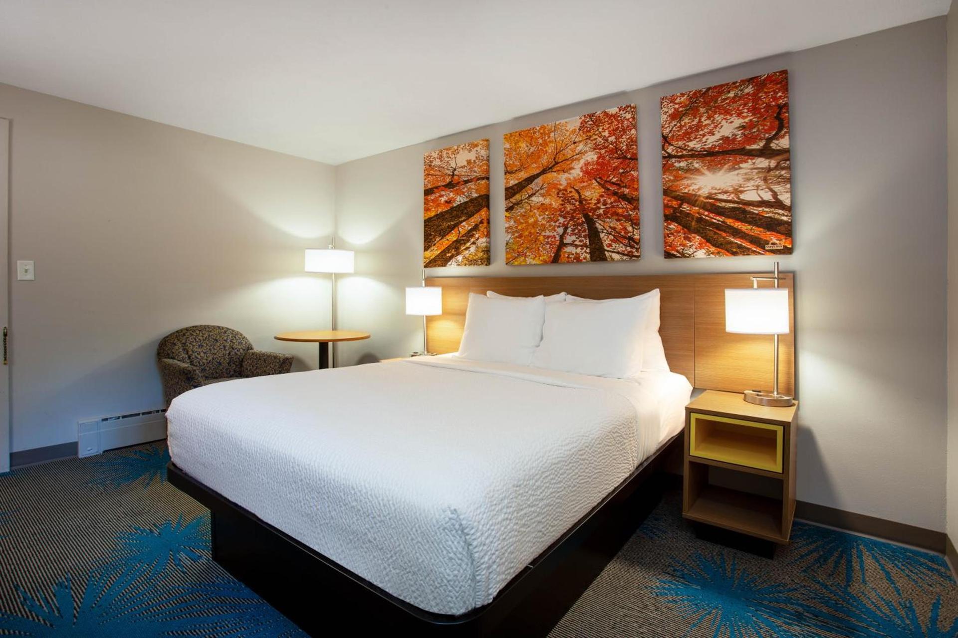 Days Inn by Wyndham Marquette photo 55
