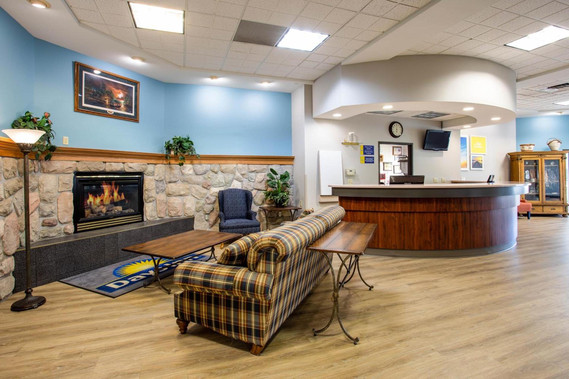 Days Inn by Wyndham Marquette photo 75