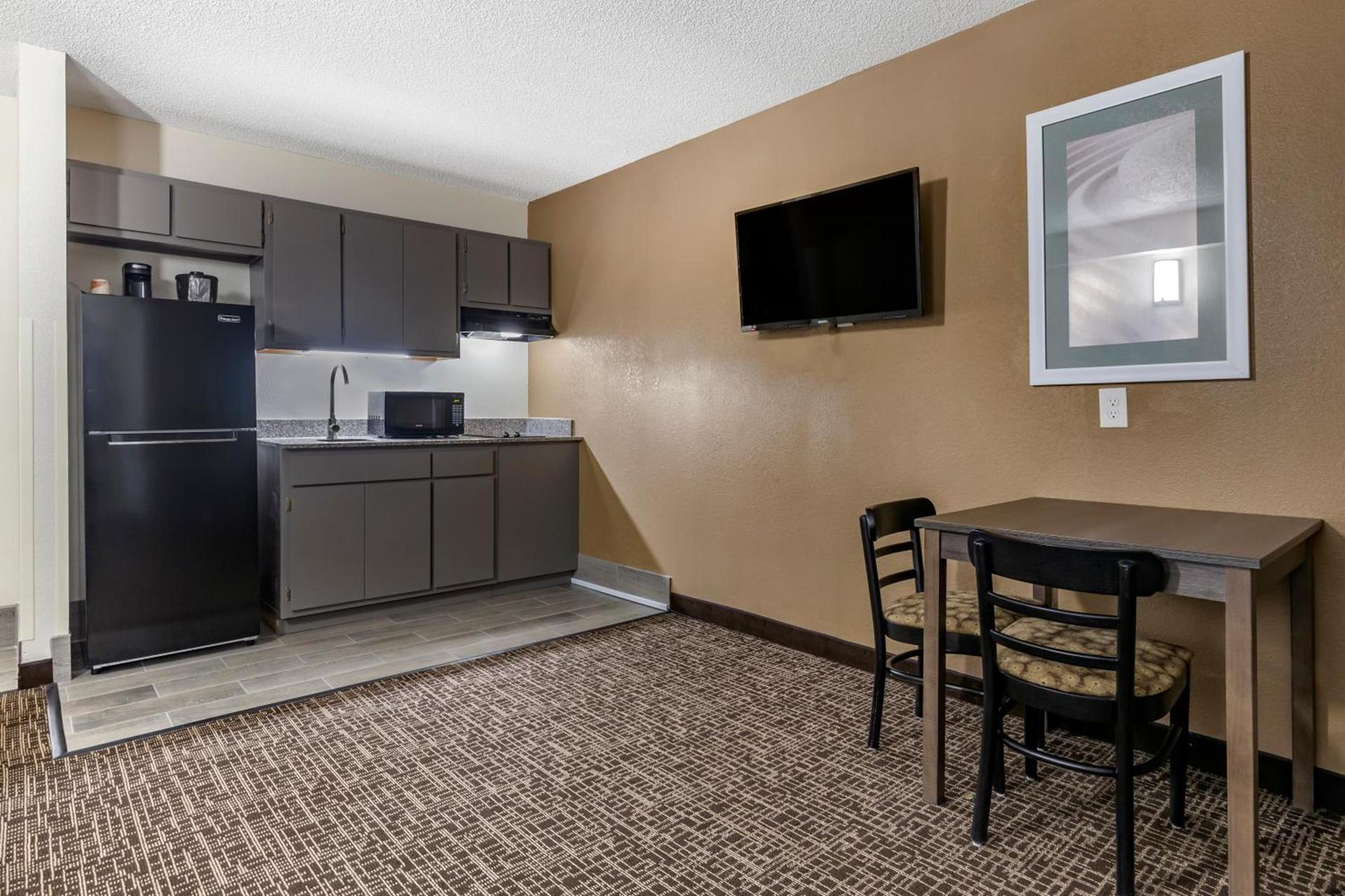 Quality Inn & Suites Spring Lake - Fayetteville near Fort Bragg photo 79