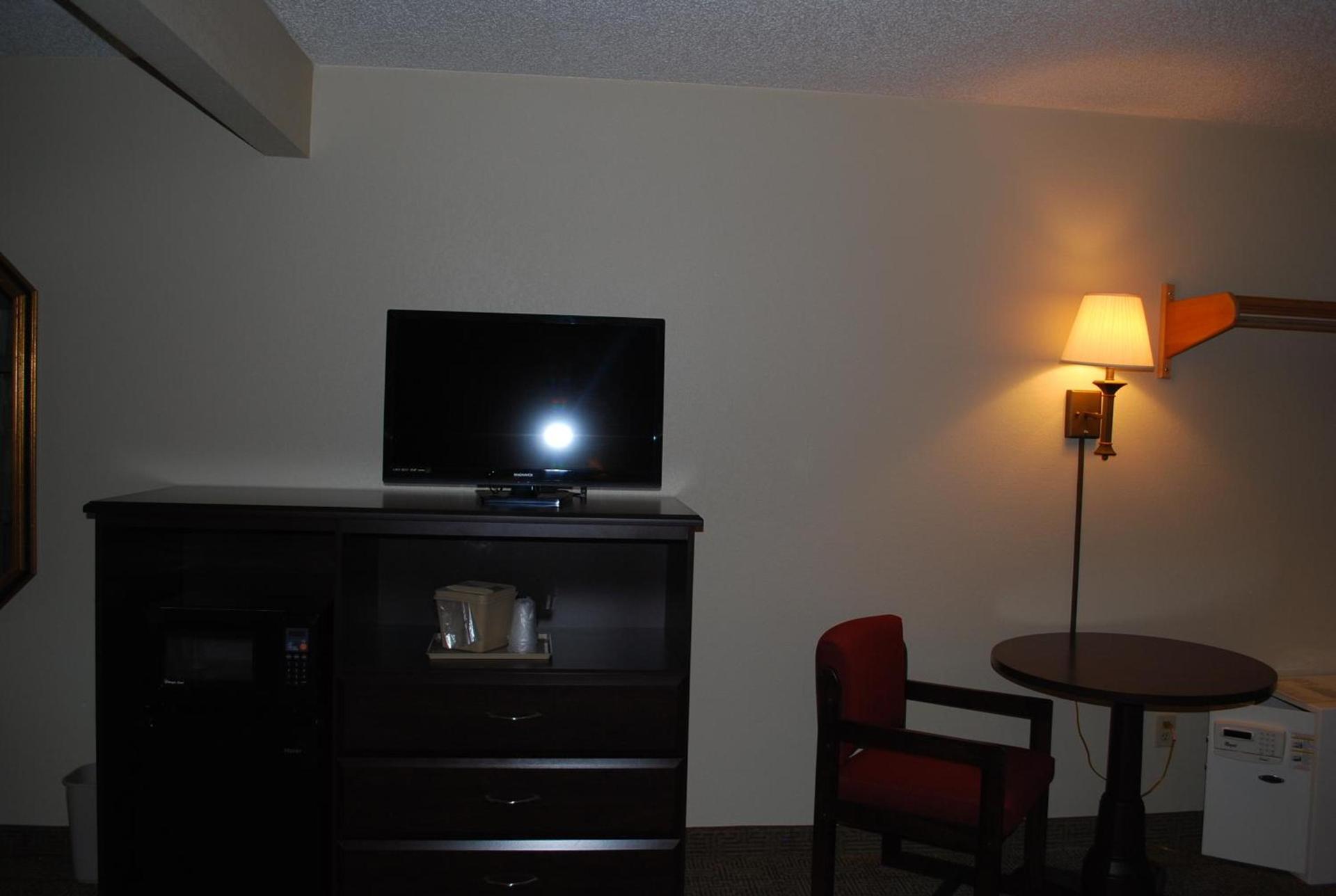 Clinton Inn & Suites photo 19