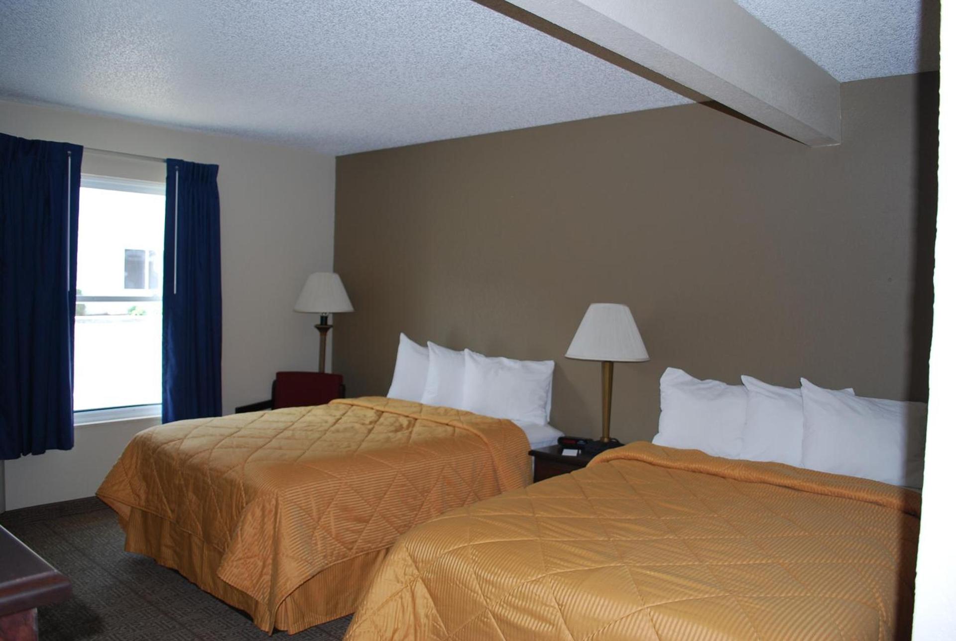 Clinton Inn & Suites photo 12