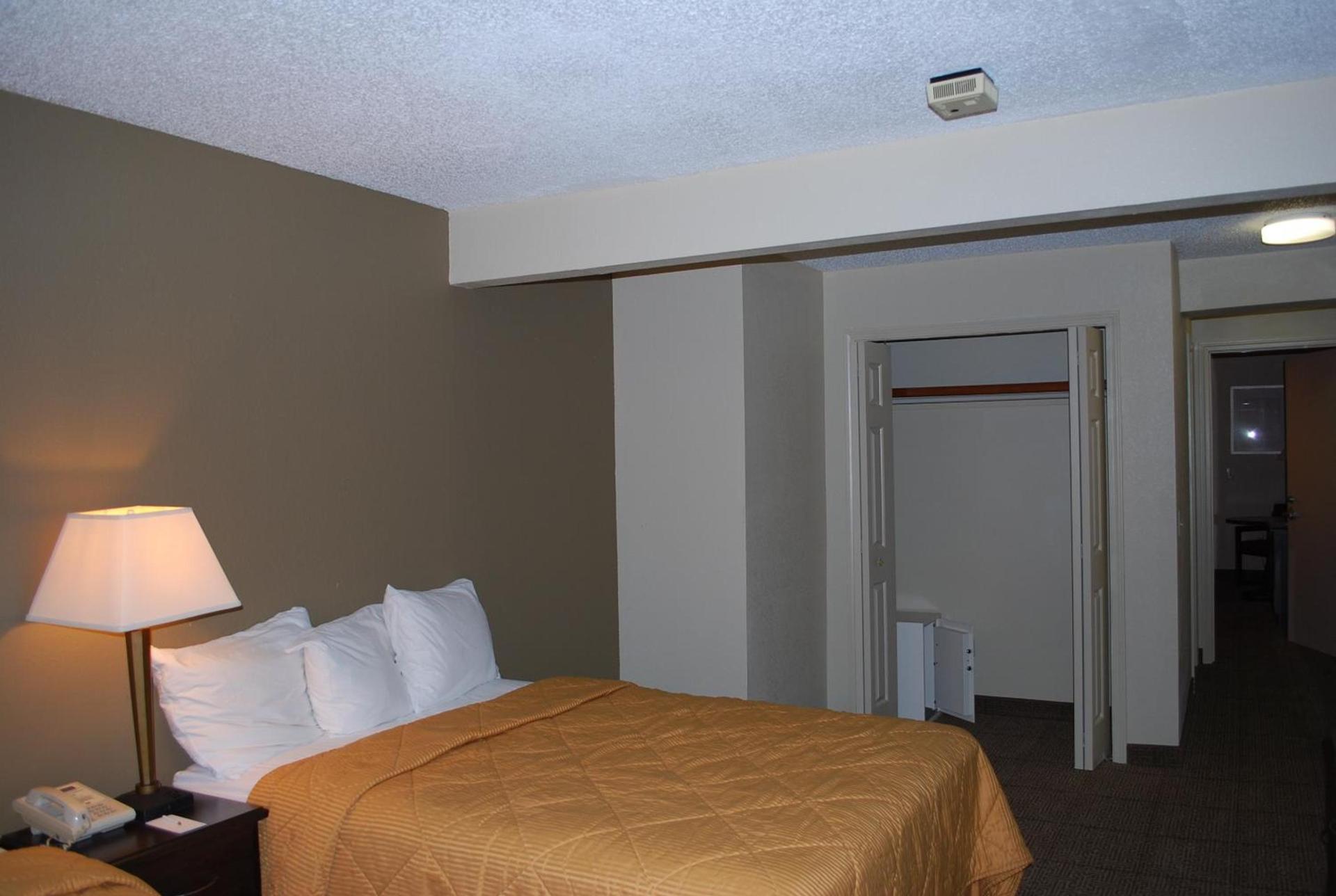 Clinton Inn & Suites photo 16