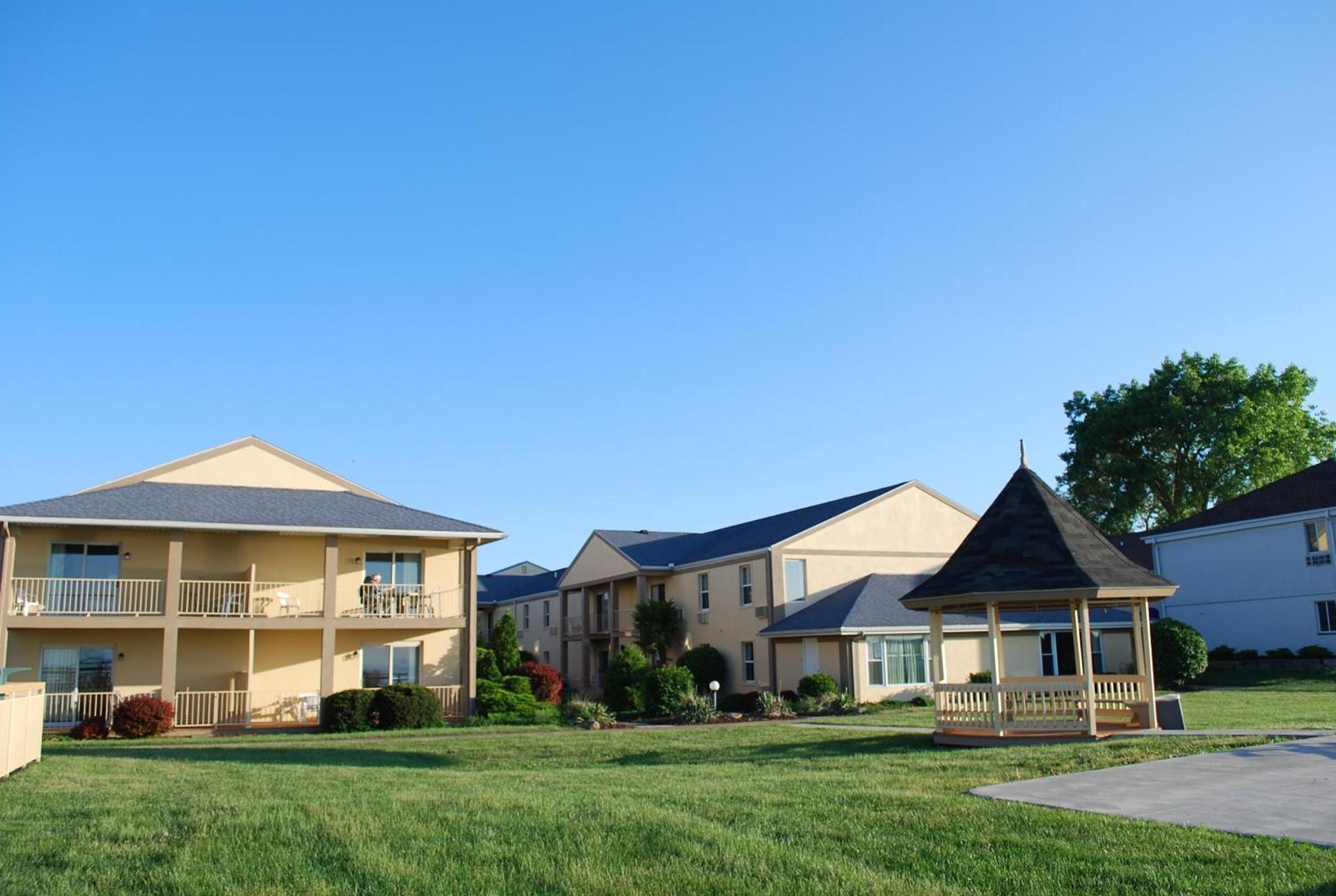 Clinton Inn & Suites photo 14