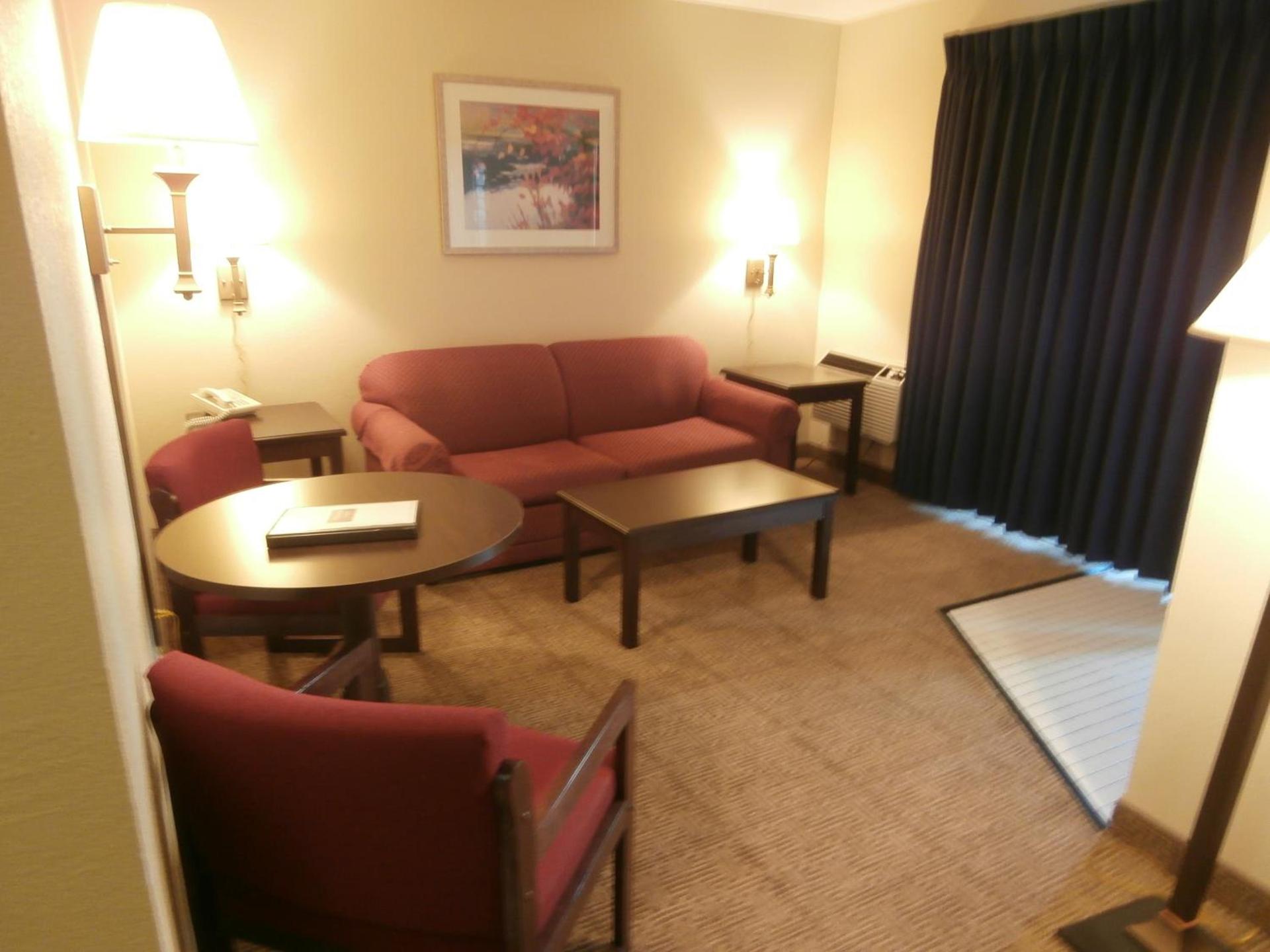 Clinton Inn & Suites photo 21