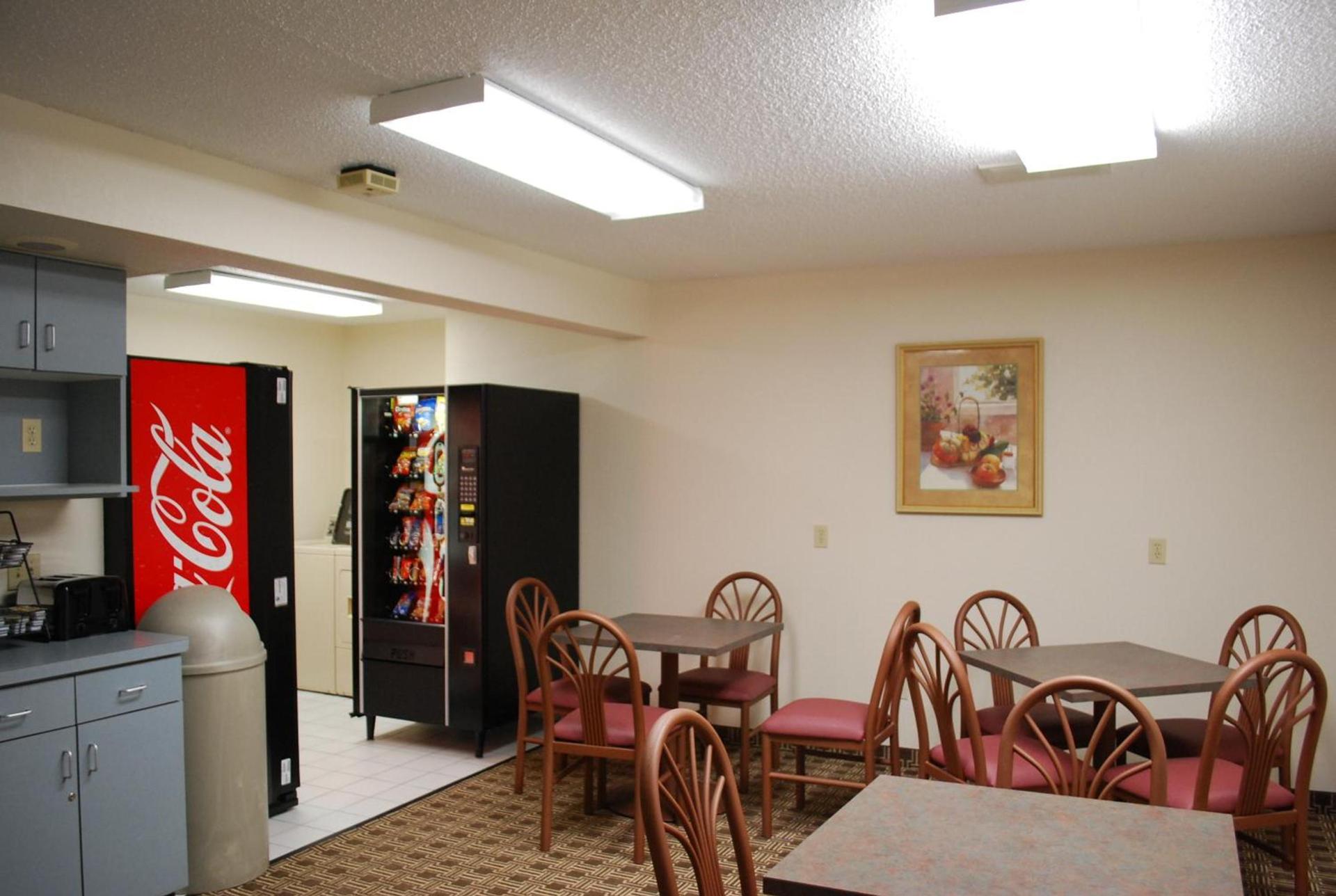 Clinton Inn & Suites photo 15