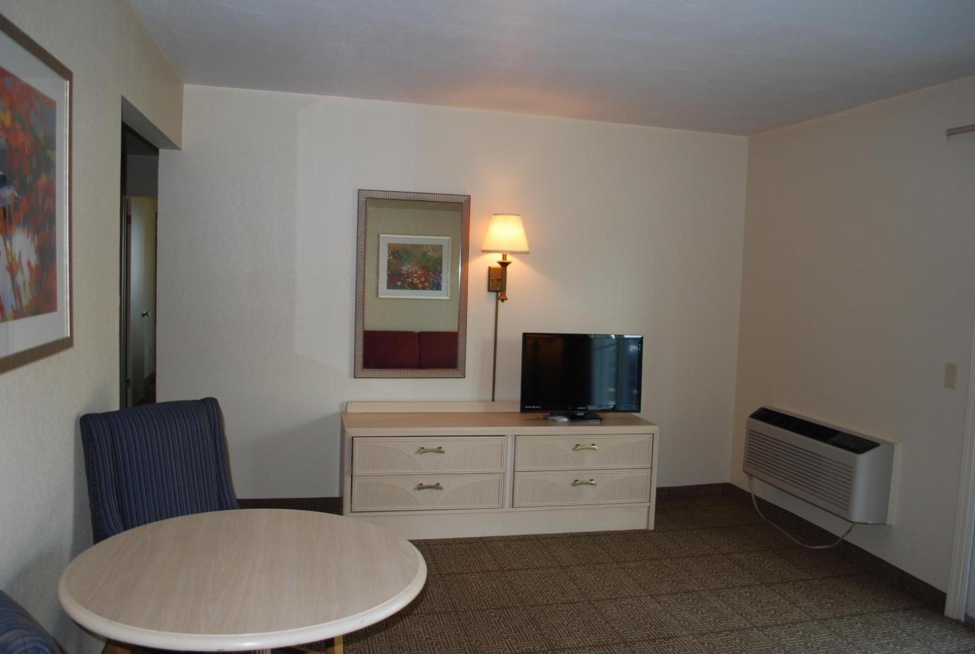 Clinton Inn & Suites photo 22