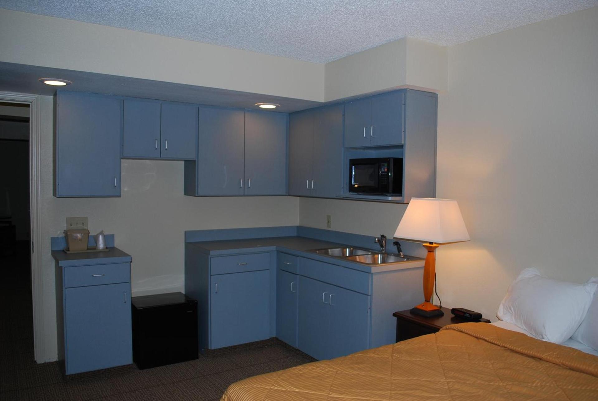 Clinton Inn & Suites photo 23