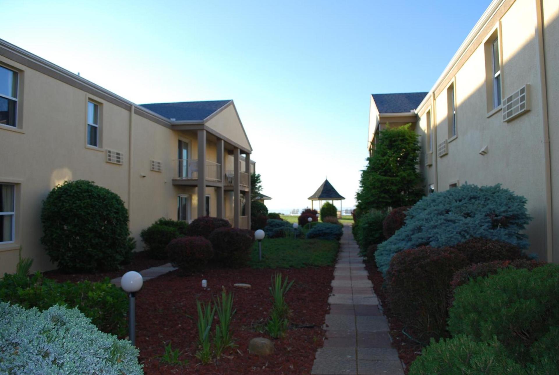 Clinton Inn & Suites photo 30