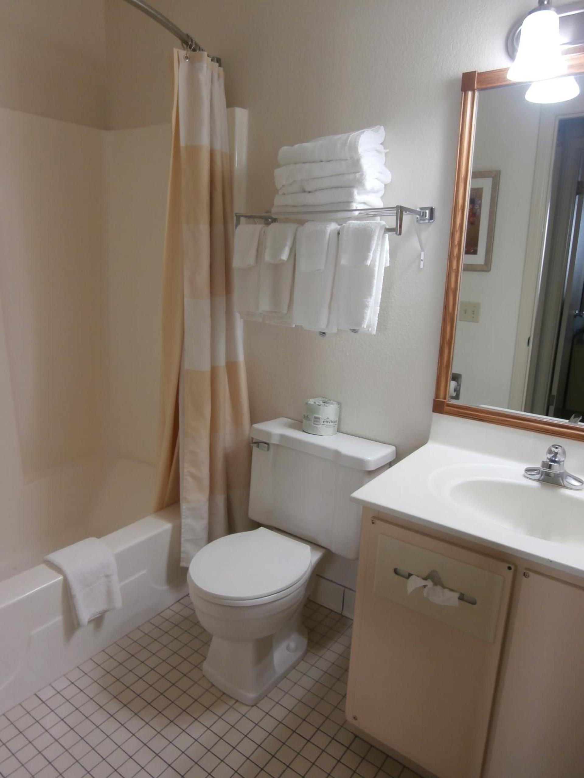 Clinton Inn & Suites photo 8
