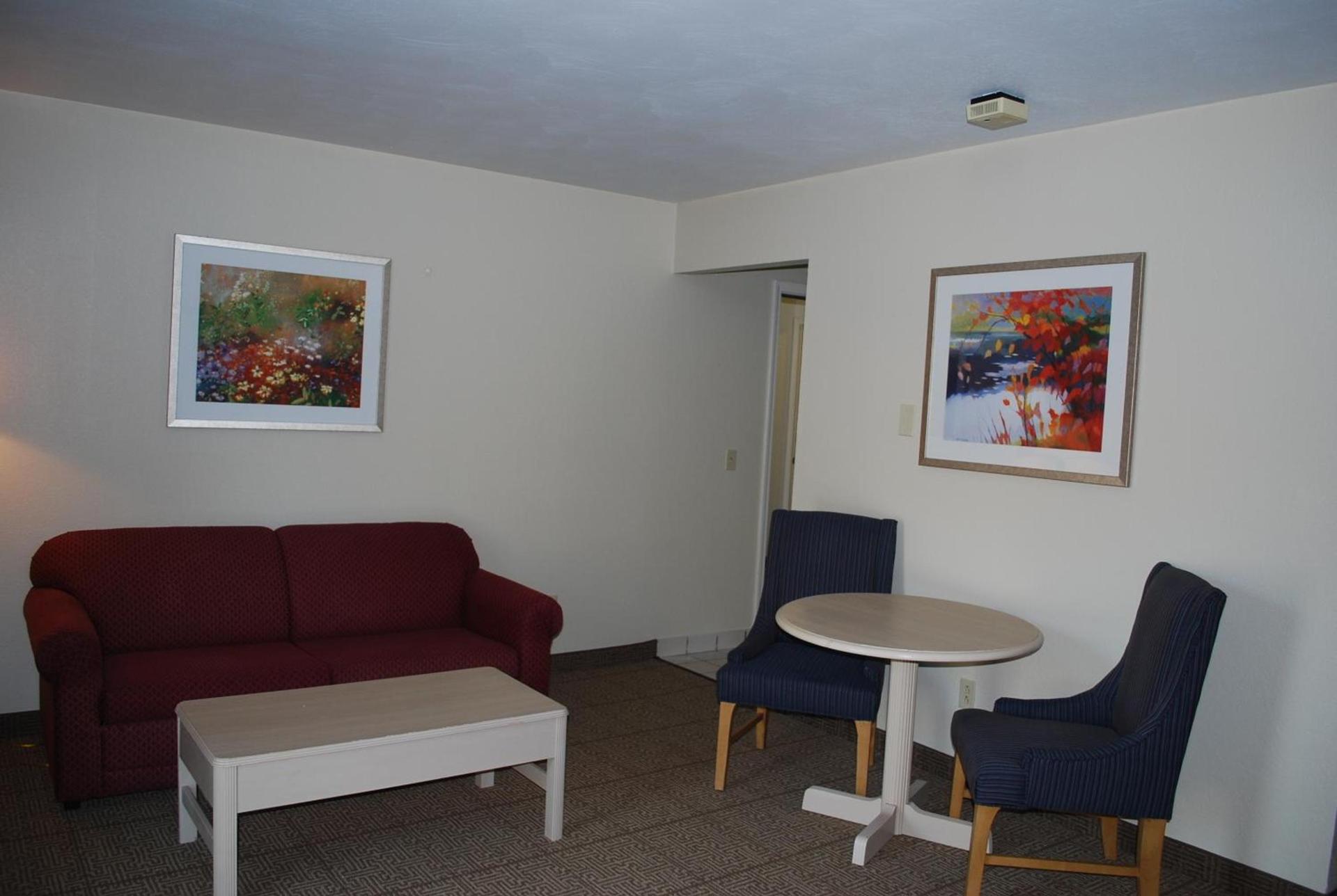 Clinton Inn & Suites photo 24