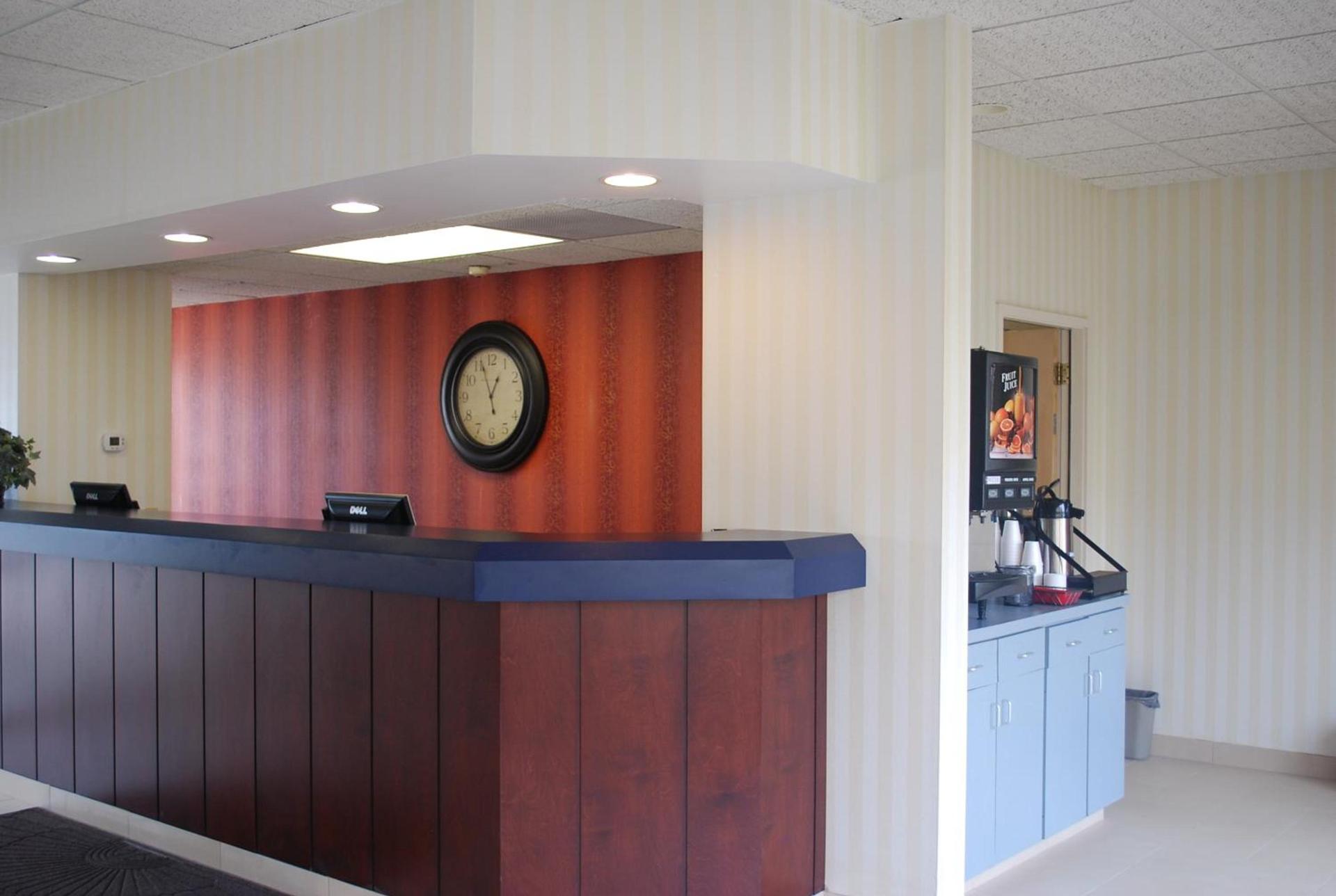 Clinton Inn & Suites photo 10