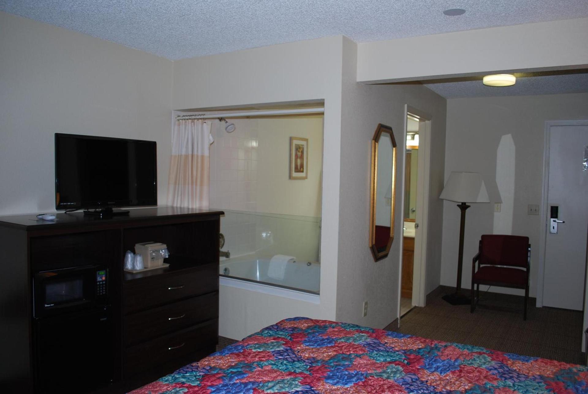Clinton Inn & Suites photo 26