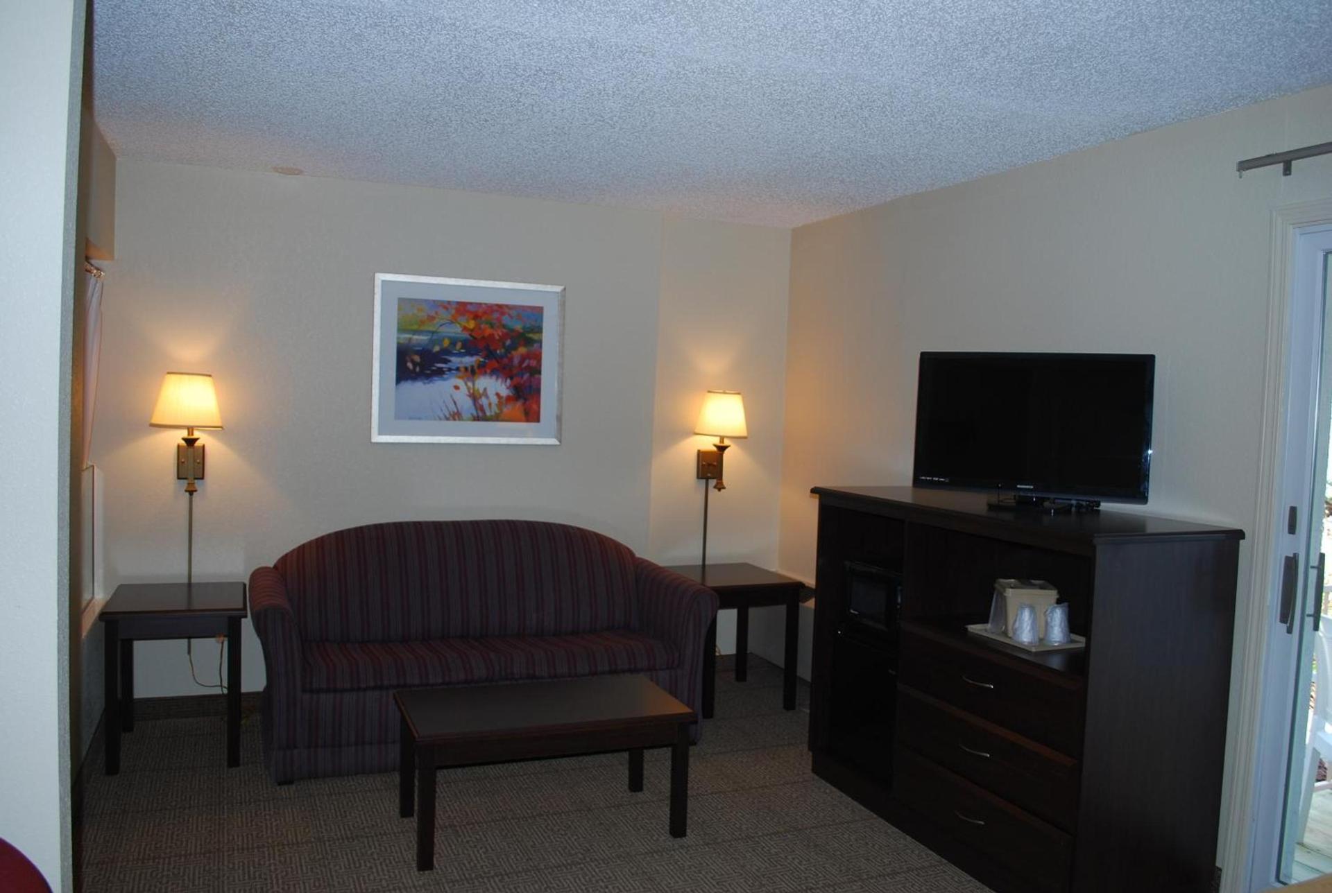 Clinton Inn & Suites photo 28