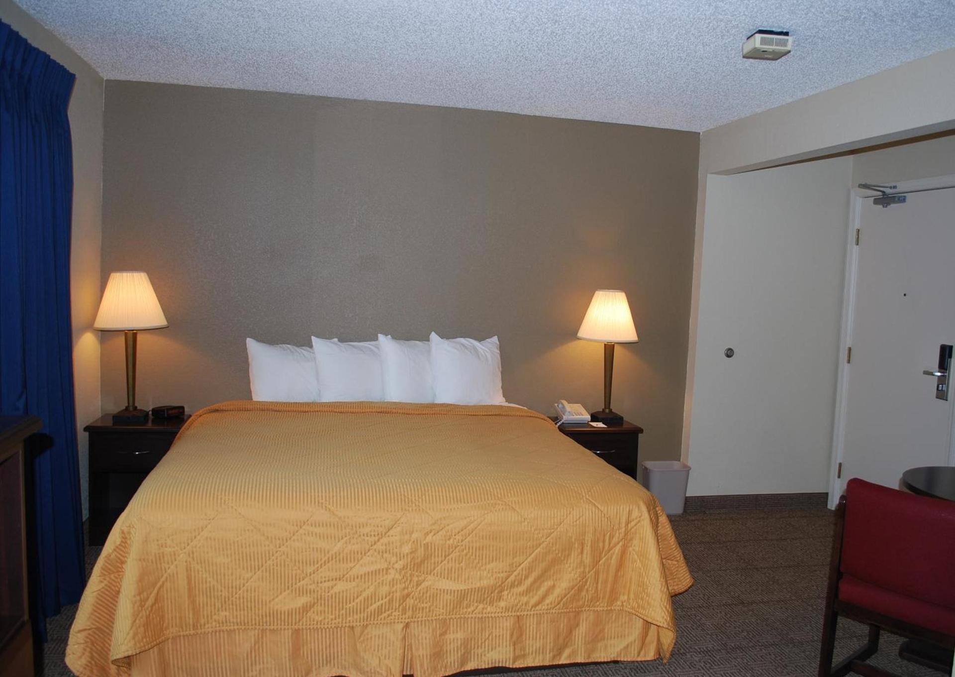 Clinton Inn & Suites photo 9