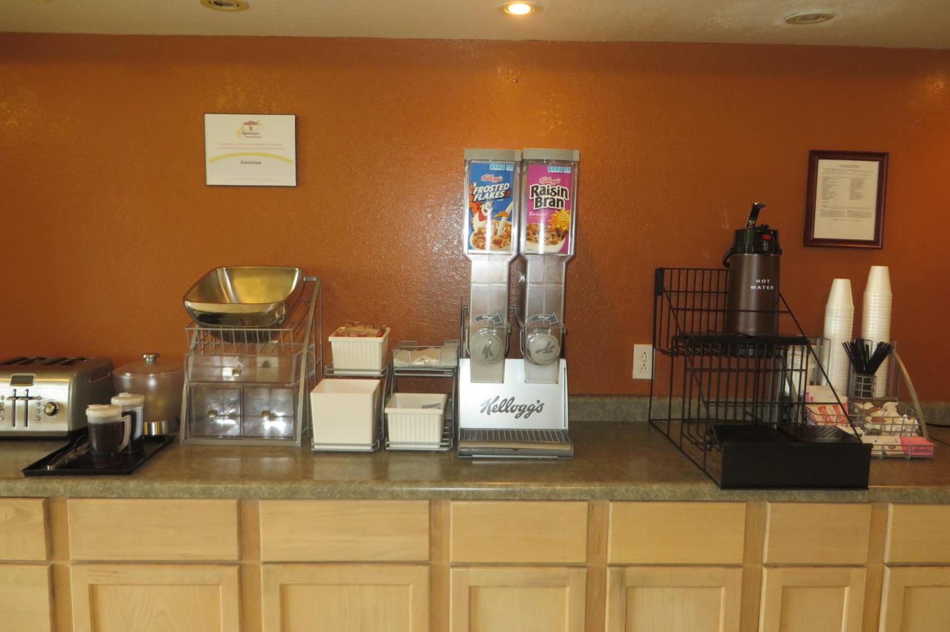 Western Inn & Suite Grinnell IA photo 32