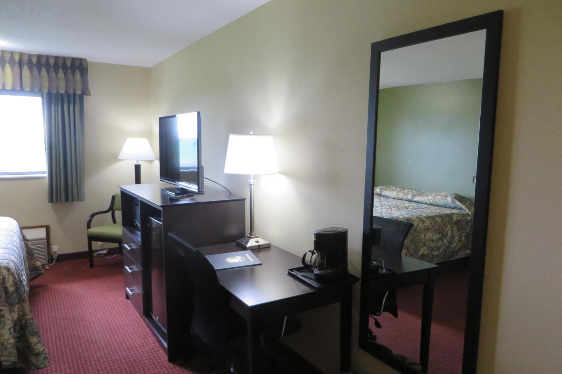 Western Inn & Suite Grinnell IA photo 43