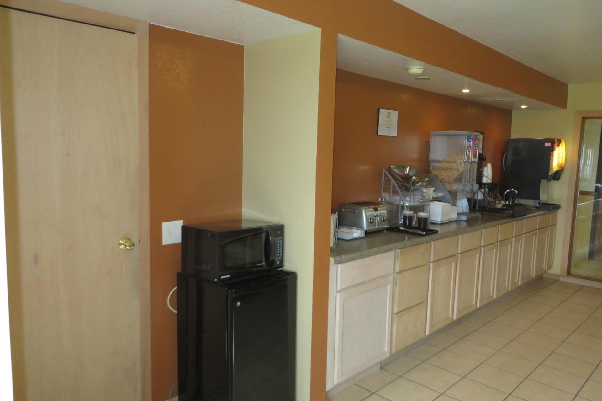 Western Inn & Suite Grinnell IA photo 31