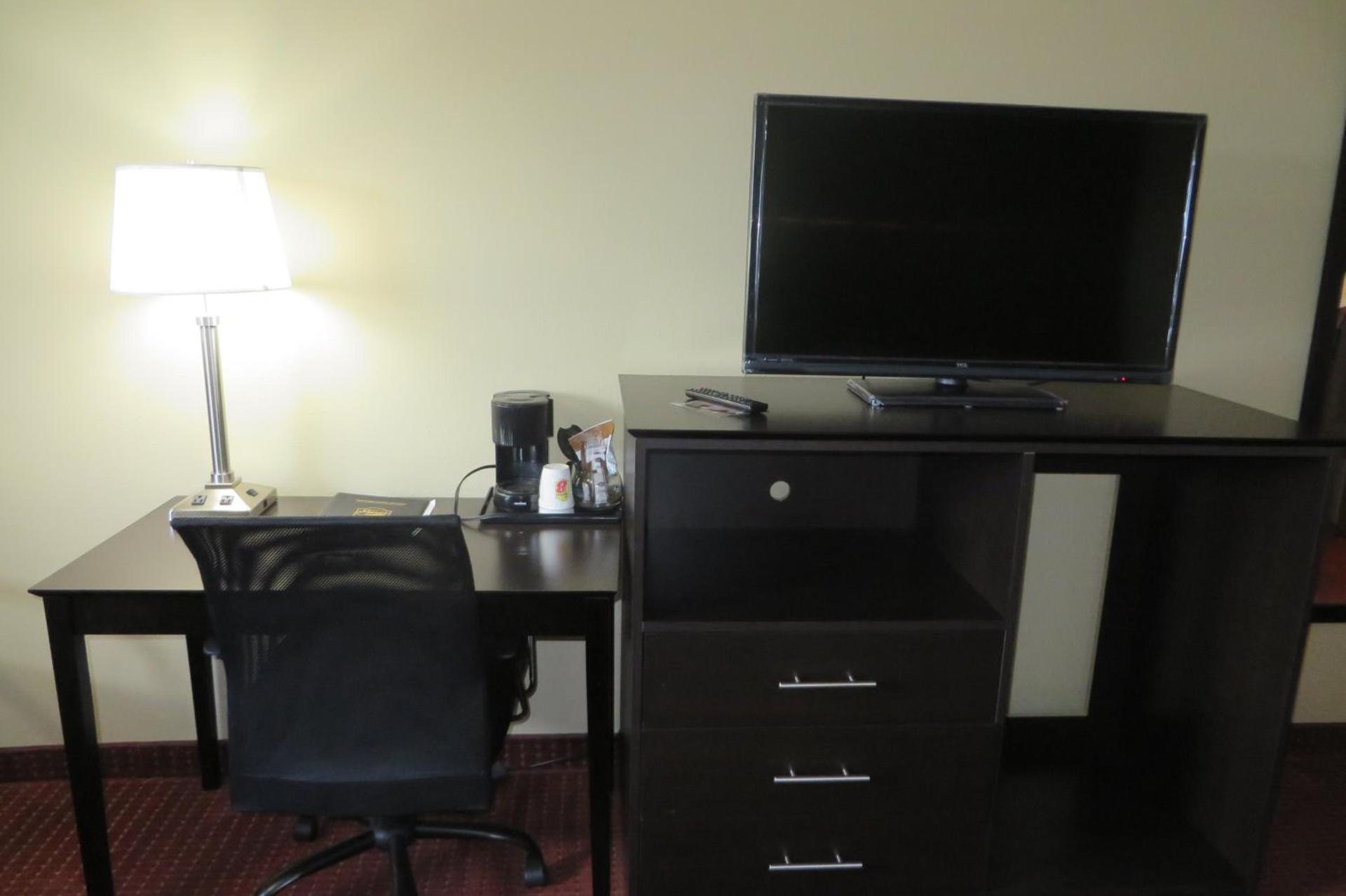Western Inn & Suite Grinnell IA photo 50