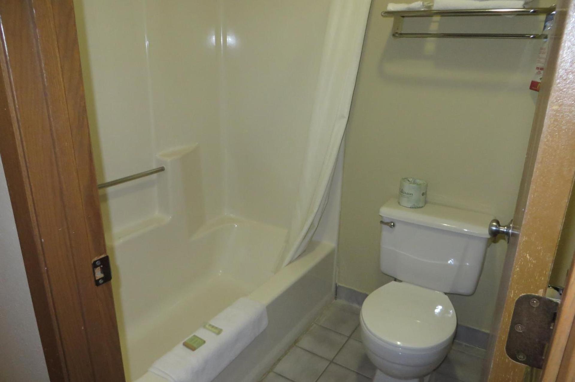 Western Inn & Suite Grinnell IA photo 46