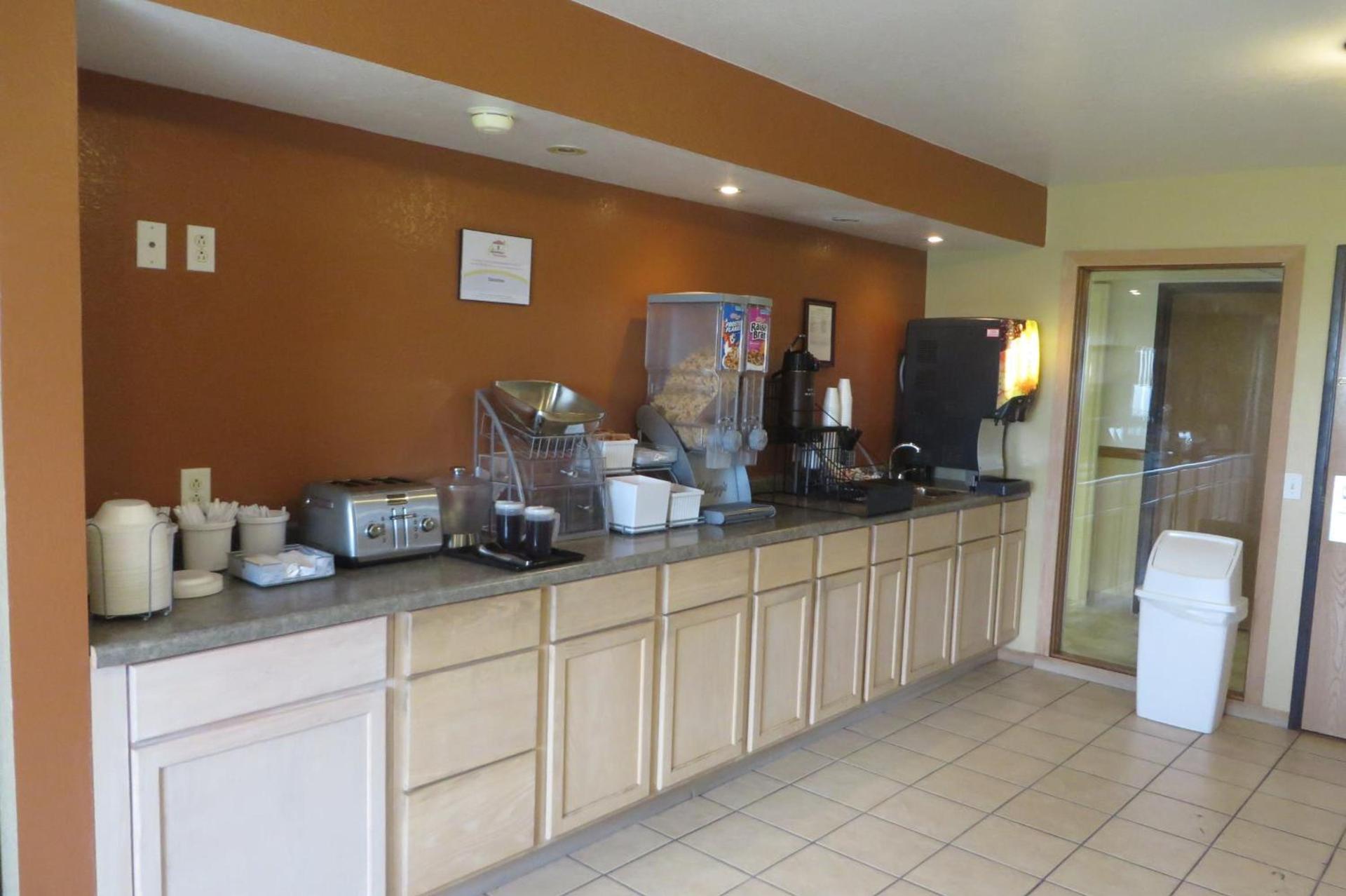 Western Inn & Suite Grinnell IA photo 33