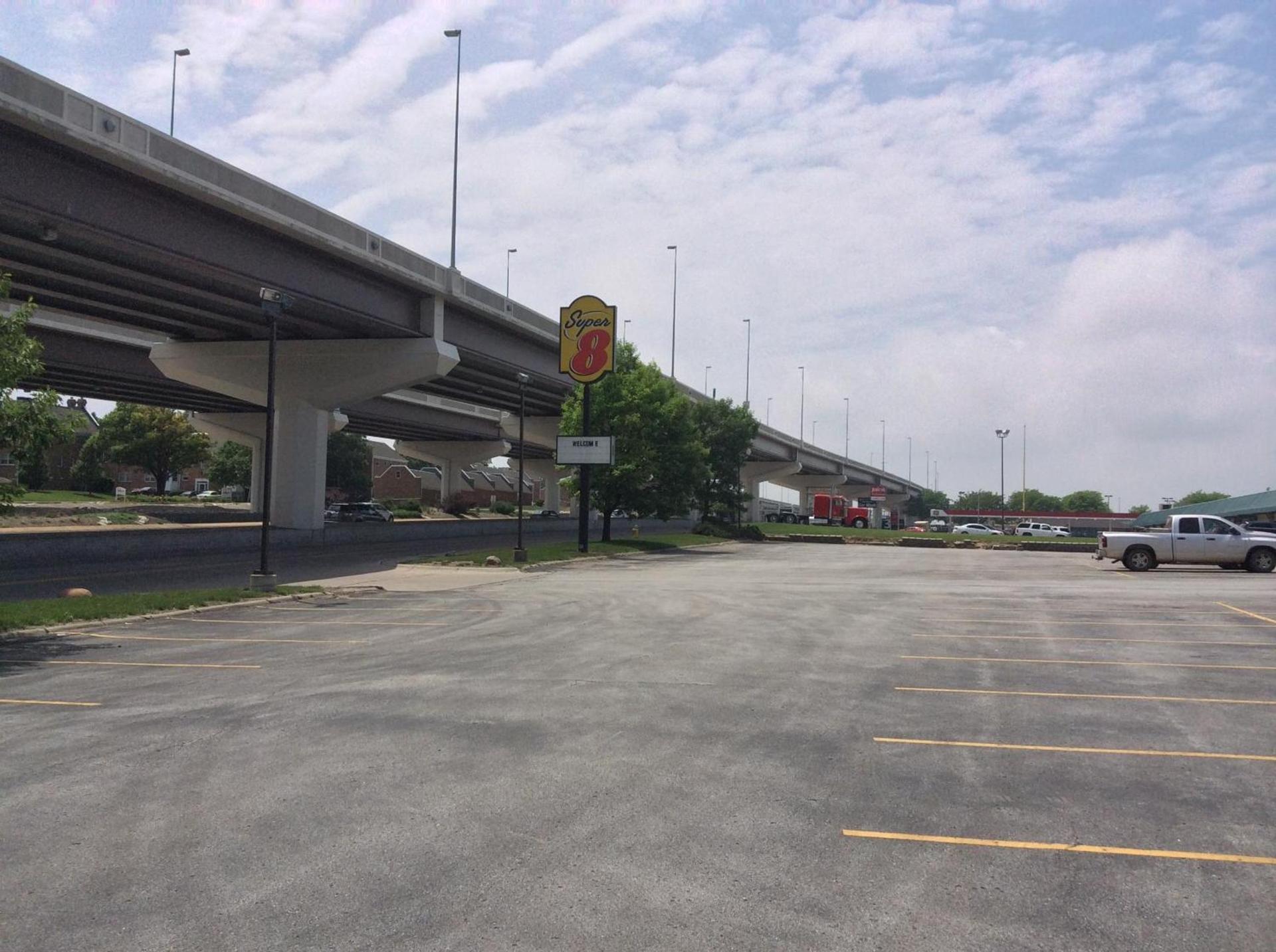 Days Inn by Wyndham Omaha NE photo 16