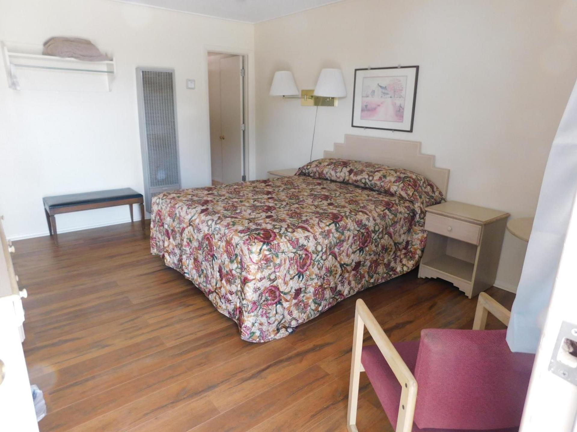 Royal Host Motel photo 7