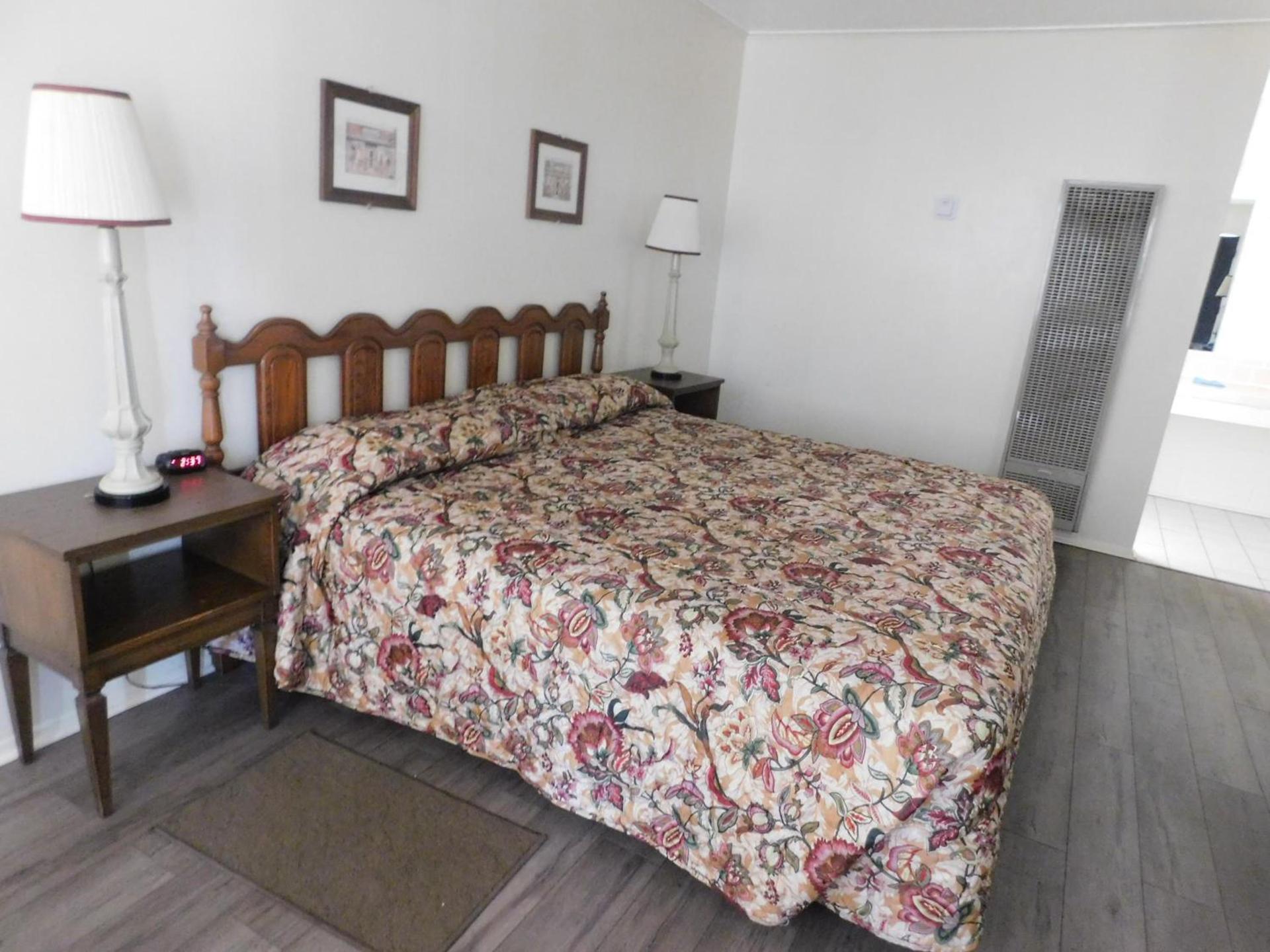 Royal Host Motel photo 10